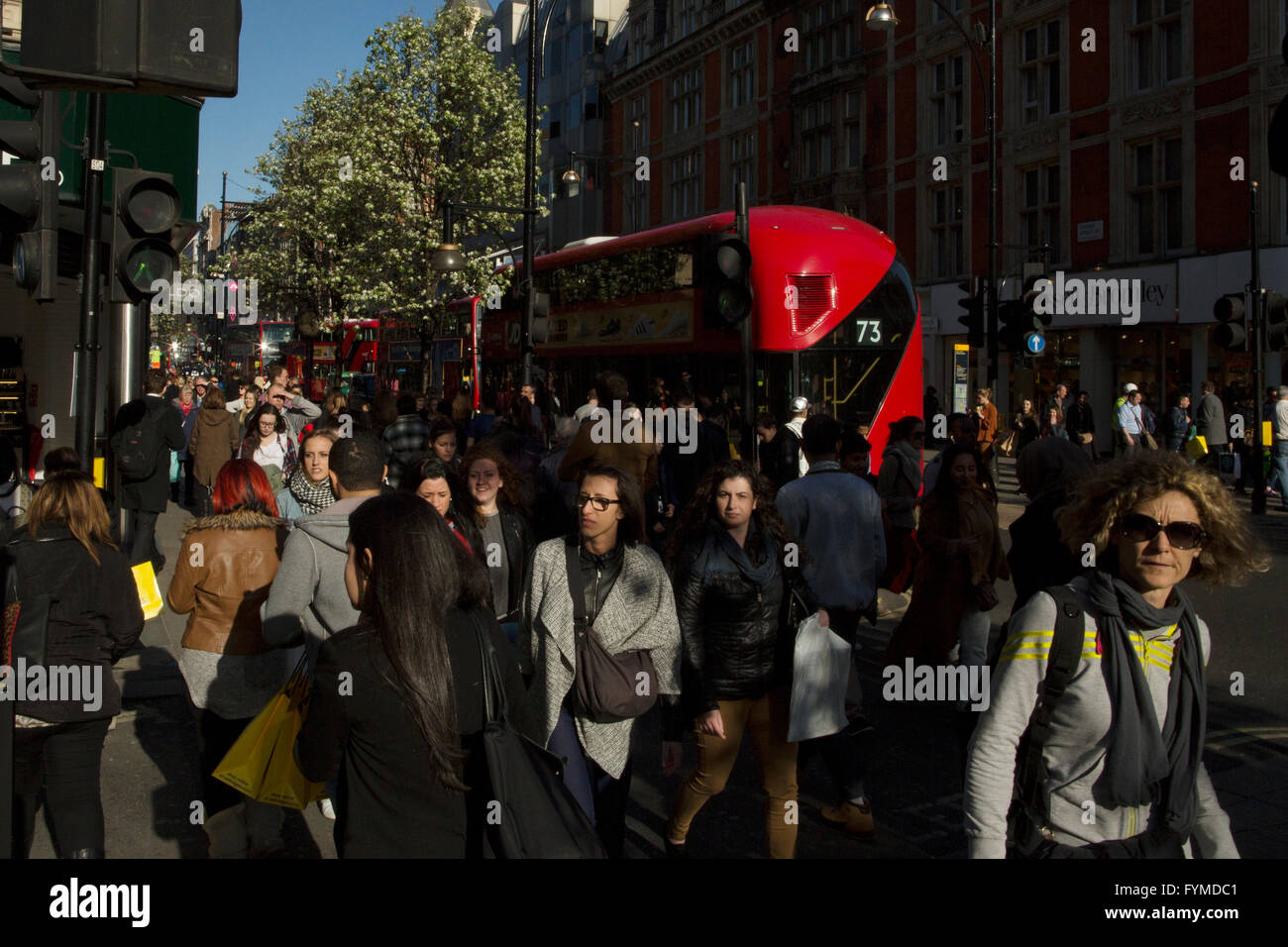 Les internautes et les bus sur Oxford Street, London, England, UK Banque D'Images