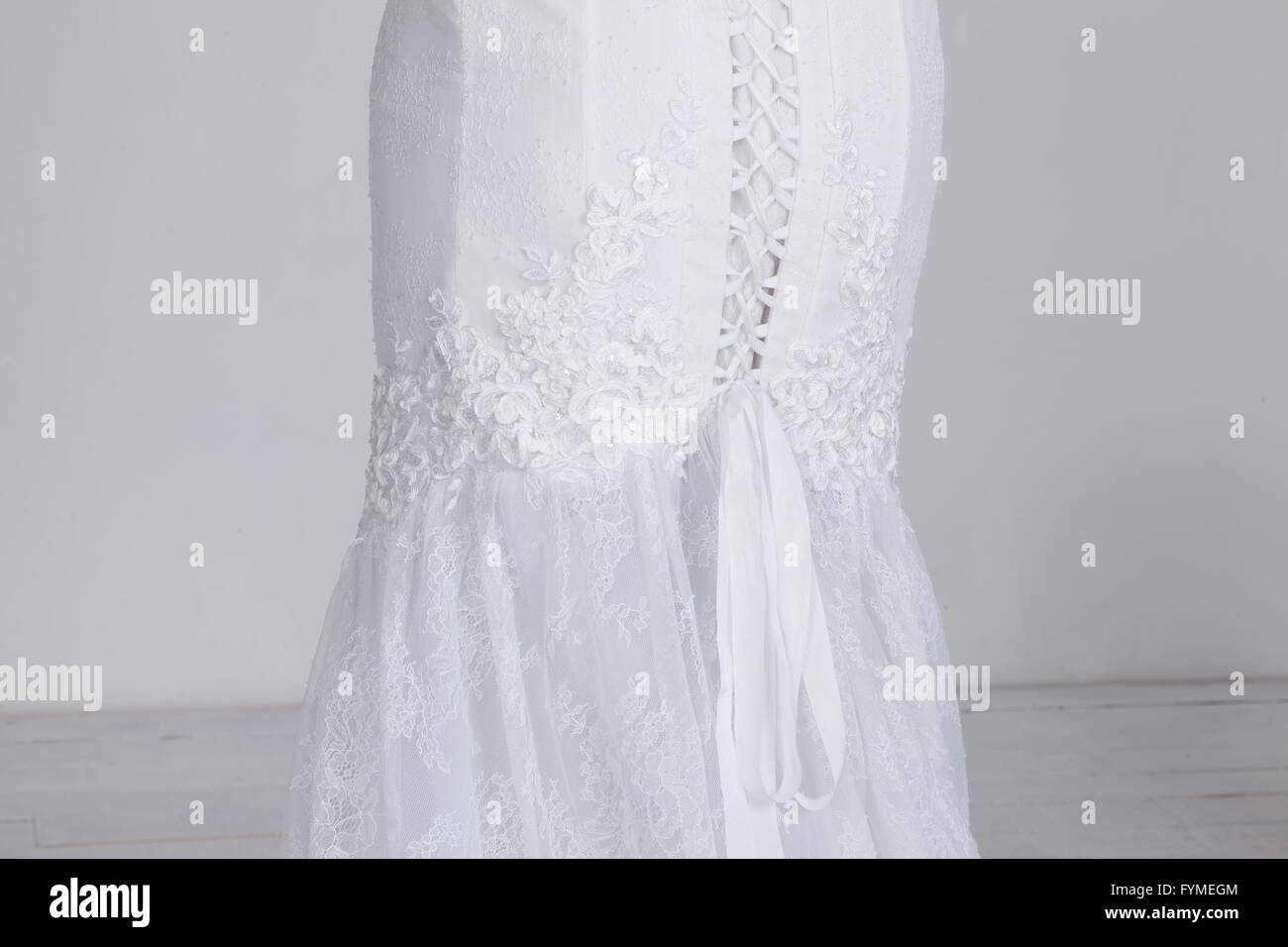 Détail de luxe cher robe de mariage. Des rubans de satin, dentelle, tissu coûteux. Mariage de luxe, de richesse, de beauté. Banque D'Images
