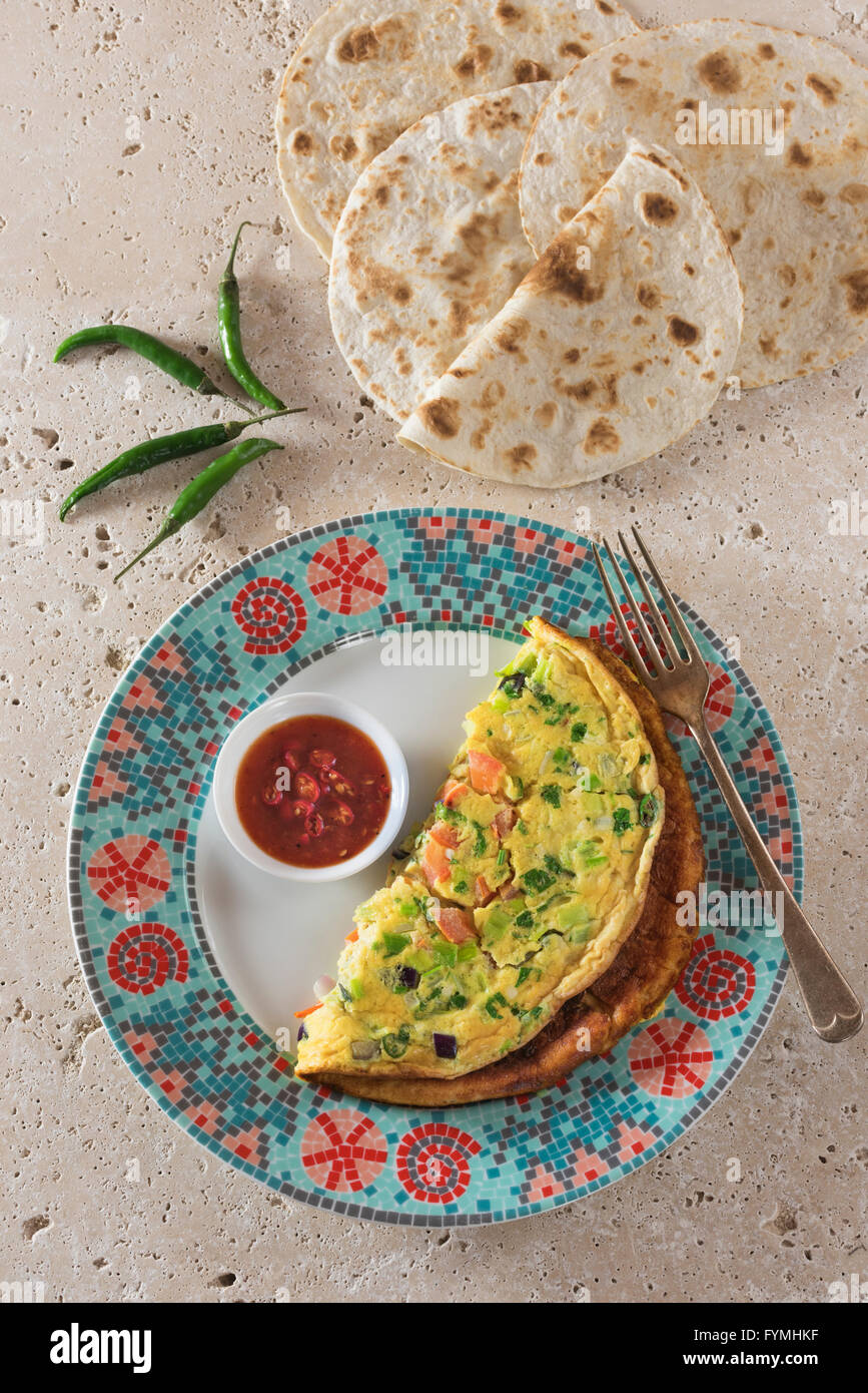 Masala omelette. Indien épicé au piment omelette ketchup et chantais. L'alimentation de l'Inde Banque D'Images