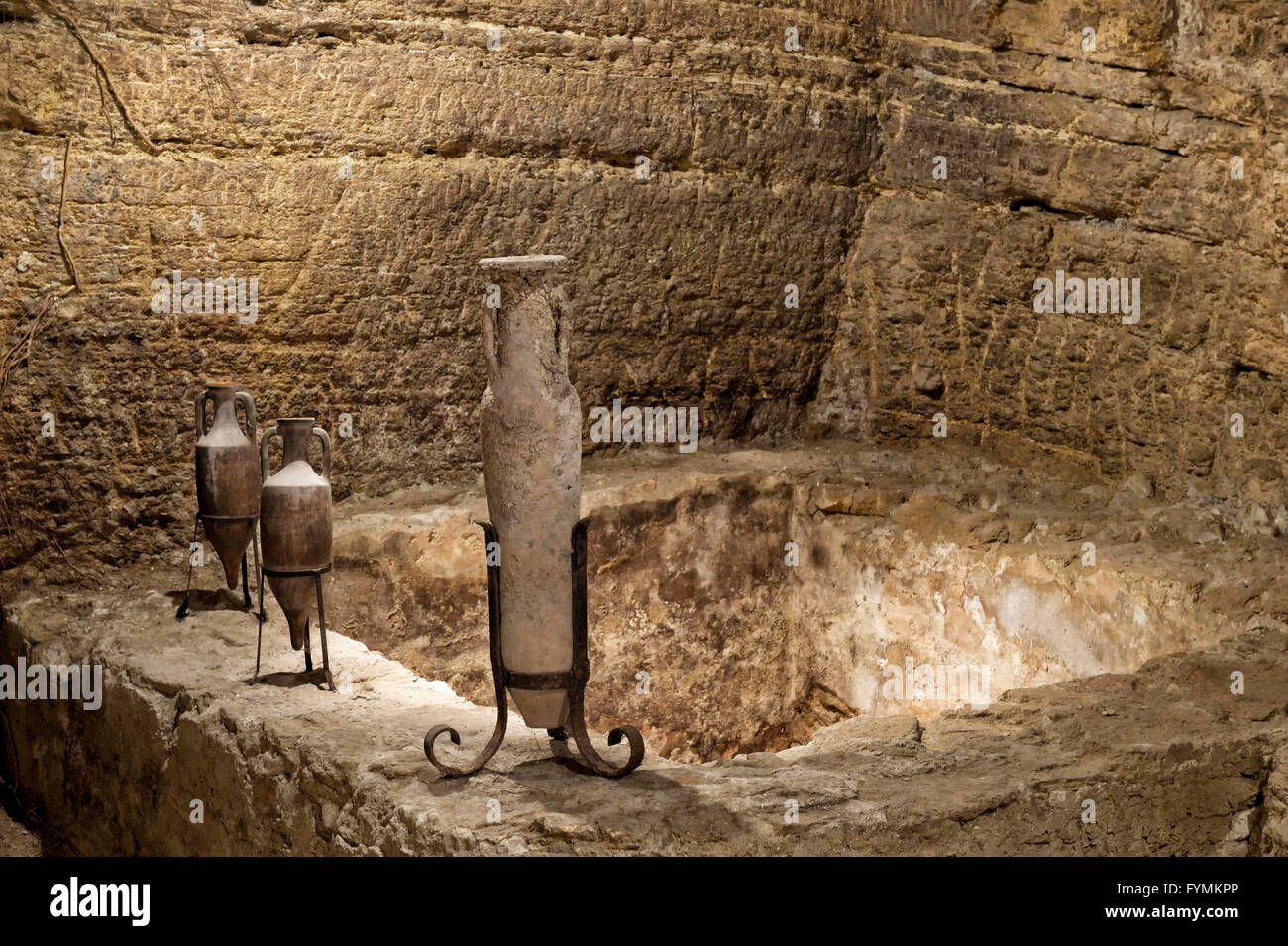 Amphore de vin antique dans une cave, Chateuneuf du Pape, Vaucluse, Provence Alpes Cote d'Azur, France Banque D'Images