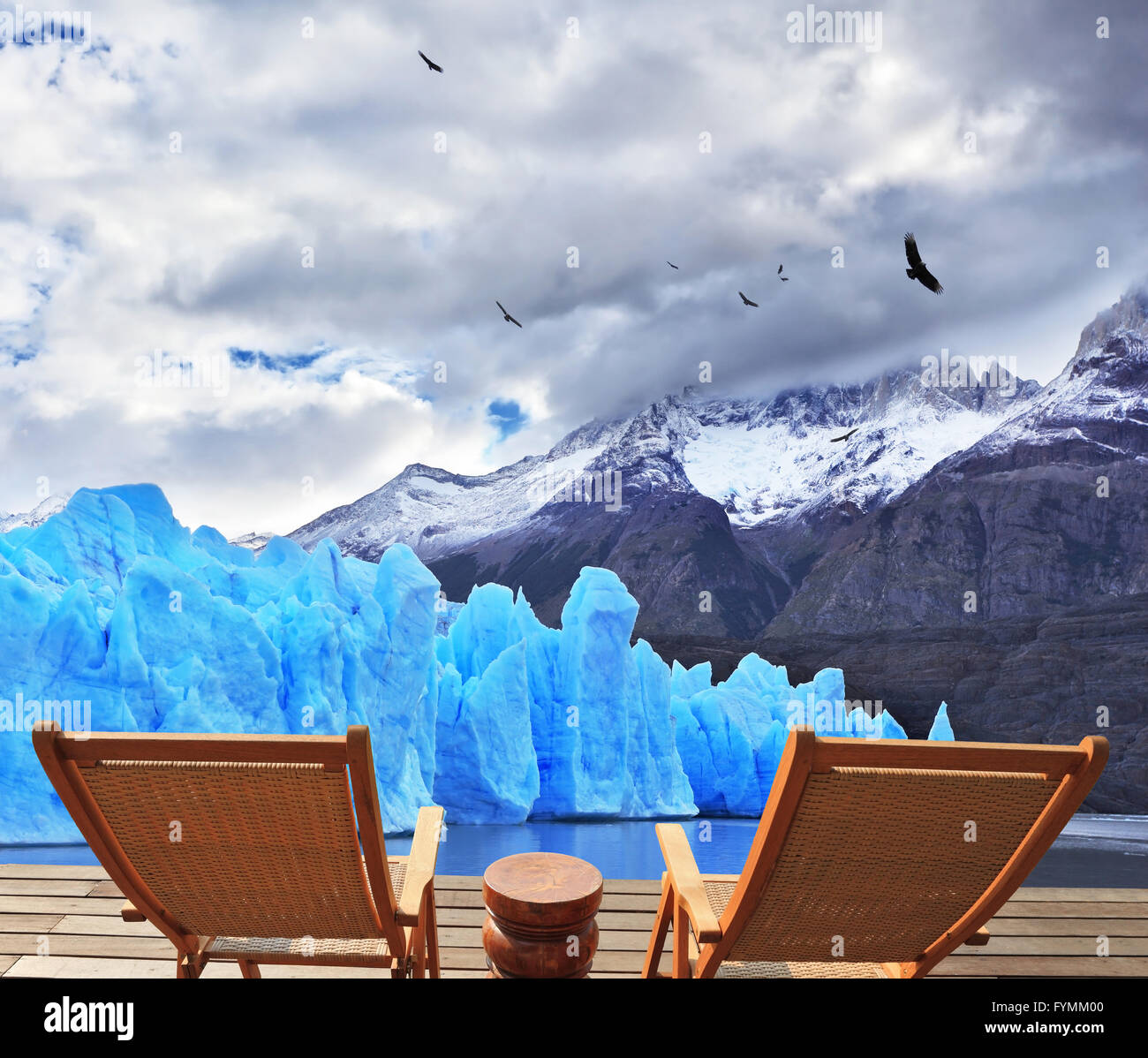 Deux chaises en bois pliantes et Perito Moreno Glacier Banque D'Images