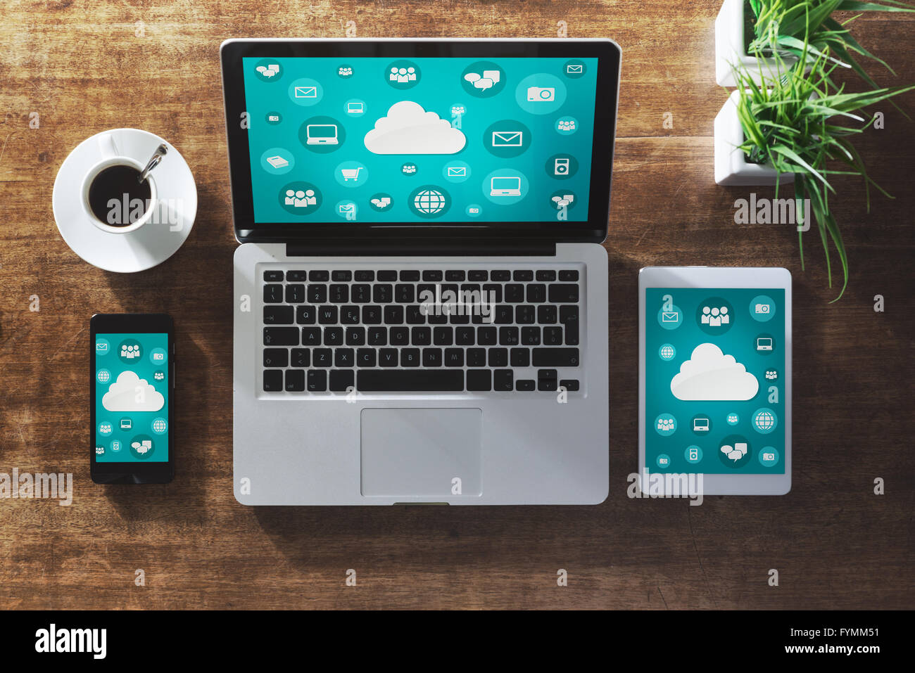 L'informatique en nuage et l'interface réseau sur un ordinateur portable, tablette et smartphone écran Banque D'Images