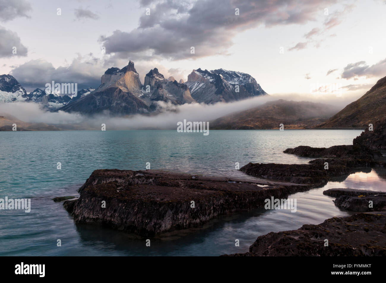 Lever de soleil sur l'Cuernos del Paine, Parc National Torres del Paine et Lago Pehoe, Patagonie chilienne, Chili Banque D'Images