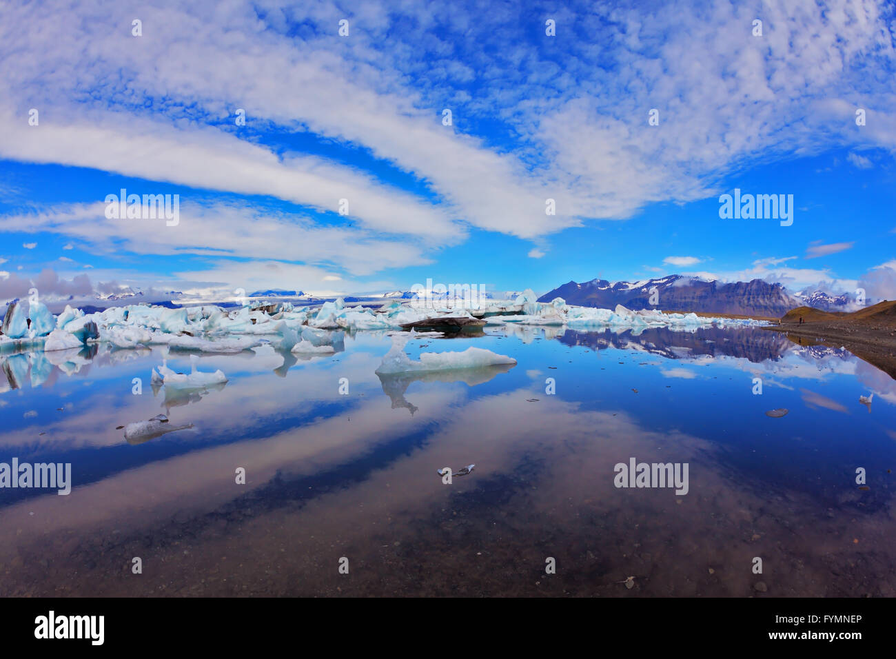 Les cirrus se reflètent dans le lagon de l'océan Banque D'Images