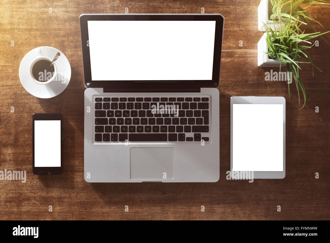 L'identité des maquettes sur un bureau en bois massif avec ordinateur portable, tablette, smartphone et une tasse de café Banque D'Images
