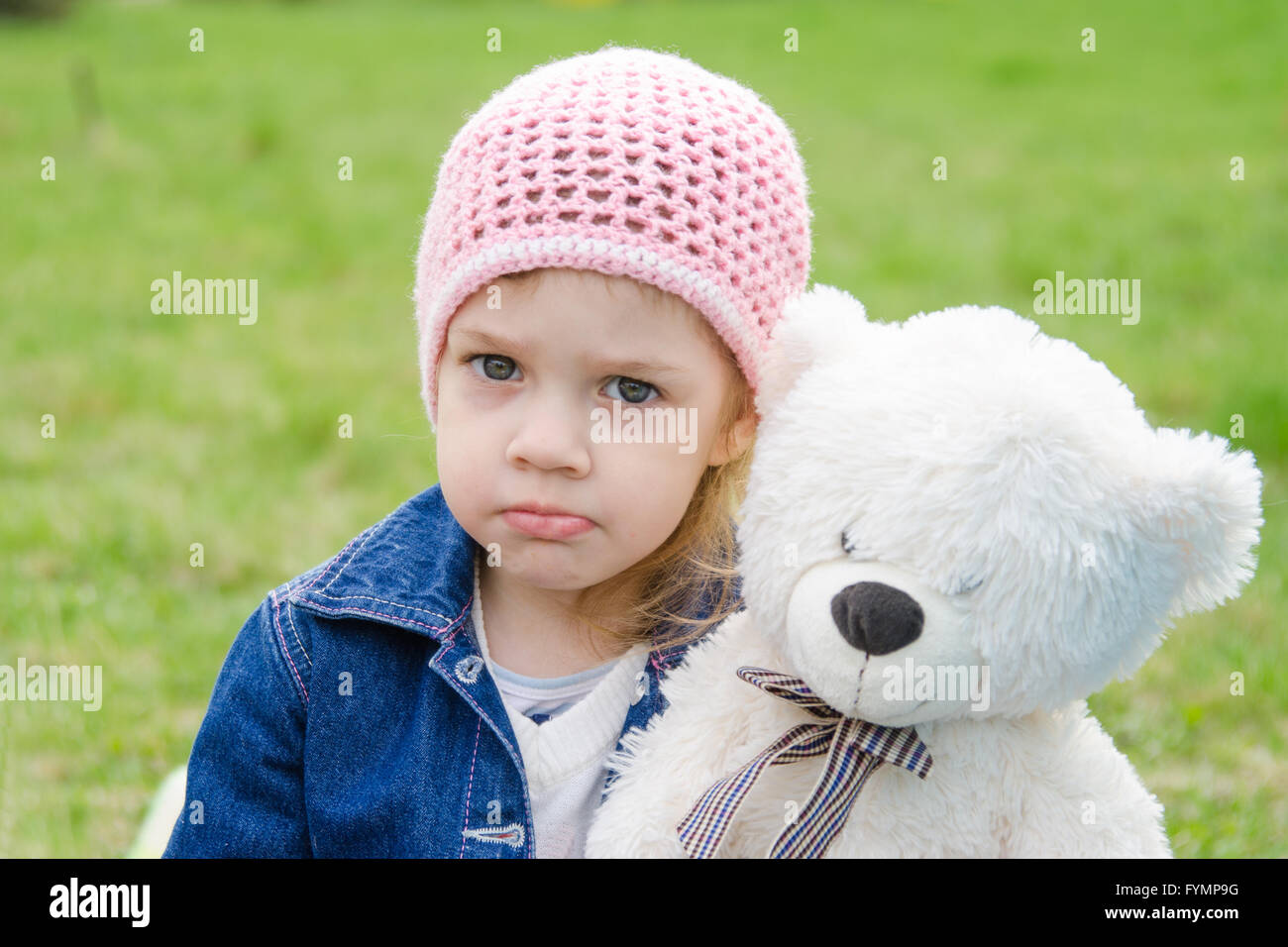 Offensé fille avec un teddy bear picnic Banque D'Images