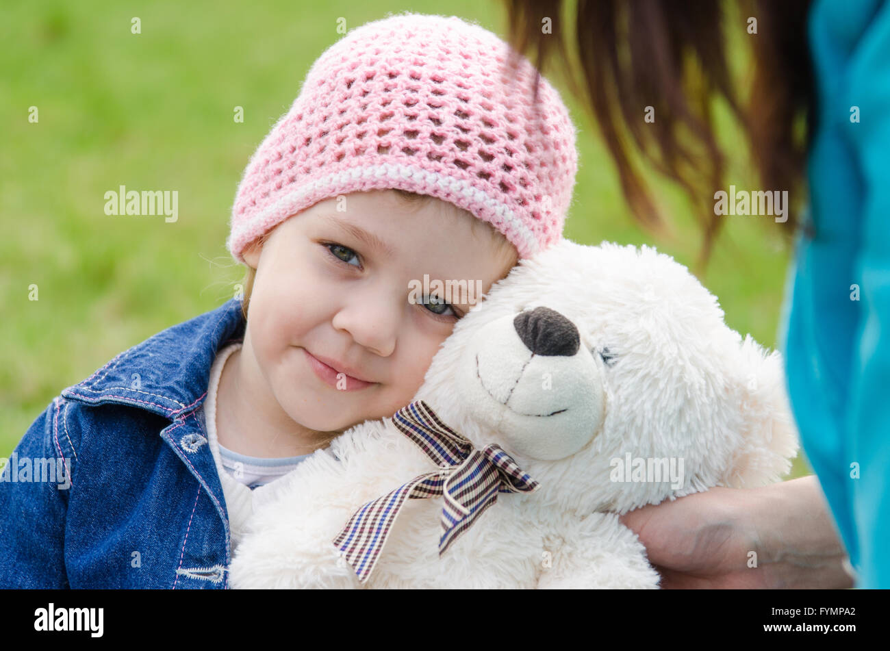 Fatigué girl déposer sur un ours en peluche Banque D'Images
