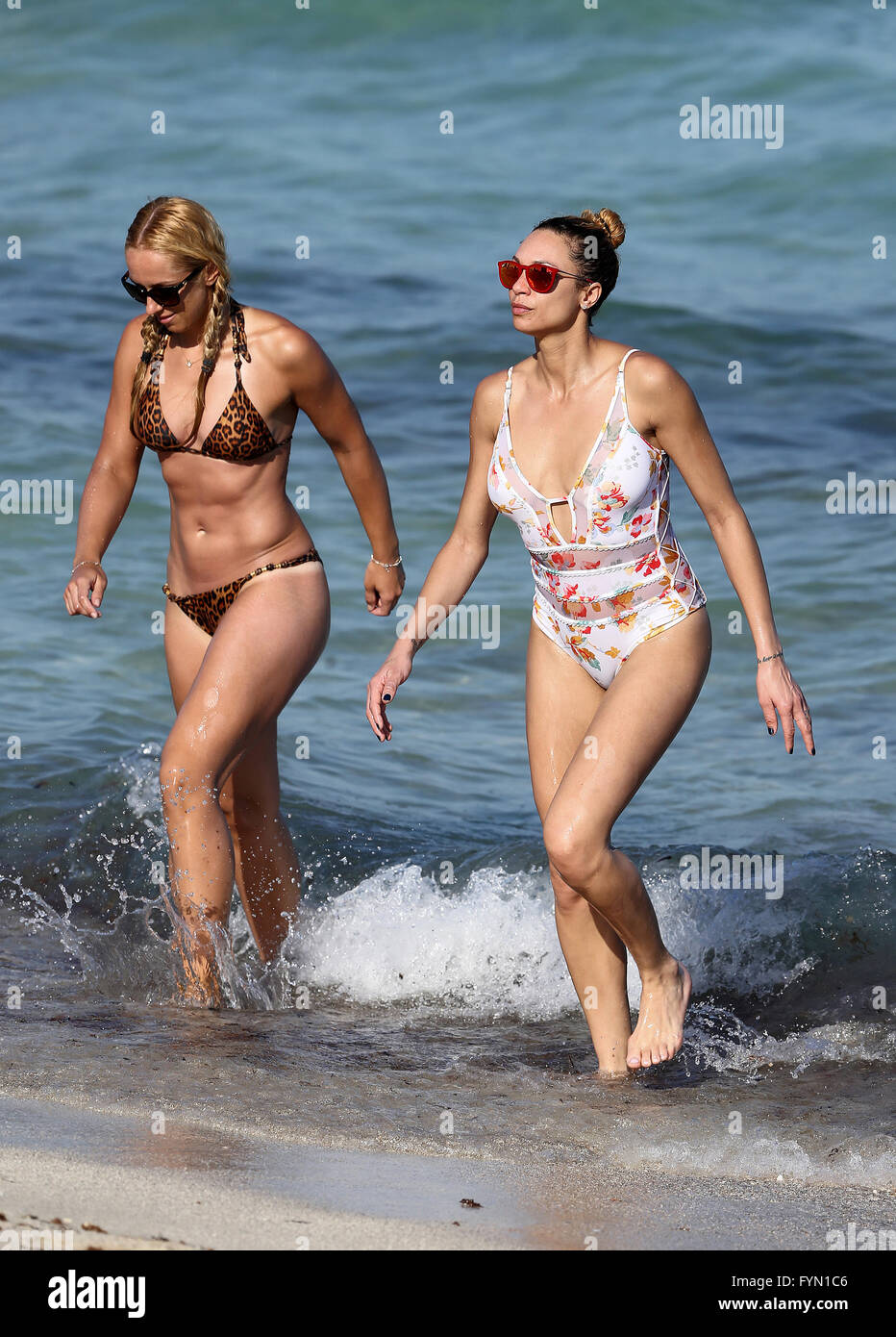 Sabine Lisicki tennis pro allemand porte un petit bikini imprimé léopard  comme elle sort avec Lilly Becker sur la plage à Miami le week-end de  Pâques comprend : Lilly Becker, Sabine Lisicki