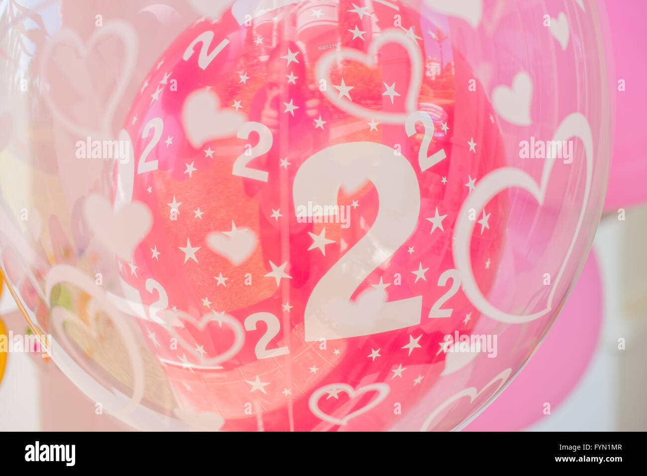 Ballon rose avec le numéro 2 sur elle Banque D'Images