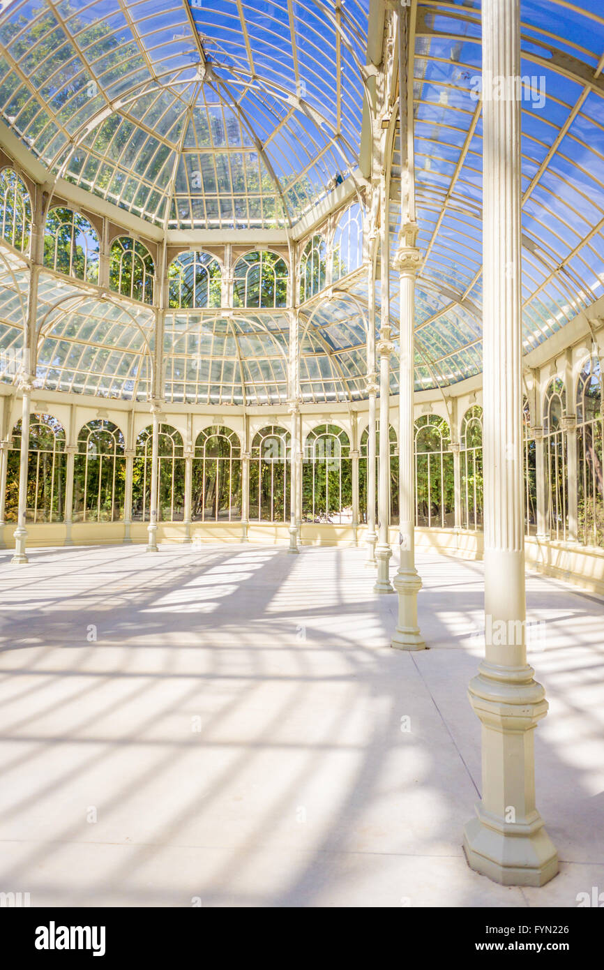 Le Crystal Palace (Palais de Cristal) est situé à l'intérieur du parc du Retiro à Madrid, Espagne. C'est une structure métallique utilisé pour exp Banque D'Images Le Crystal Palace (Palais de Cristal) est situé à l'intérieur du parc du Retiro à Madrid, Espagne. C'est une structure métallique utilisé pour exp Banque D'Images