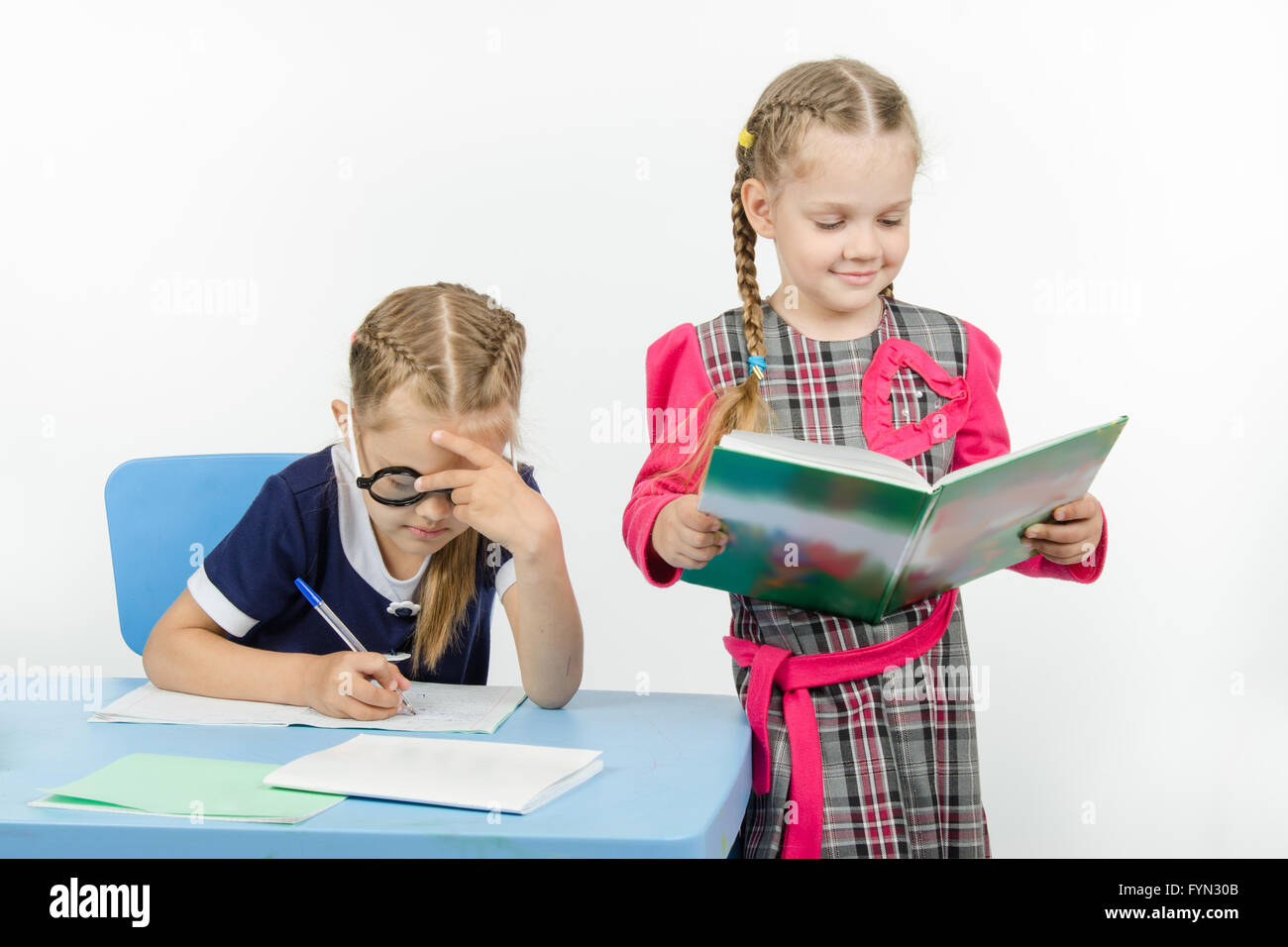 L'enseignant lit le devoir des élèves Banque D'Images