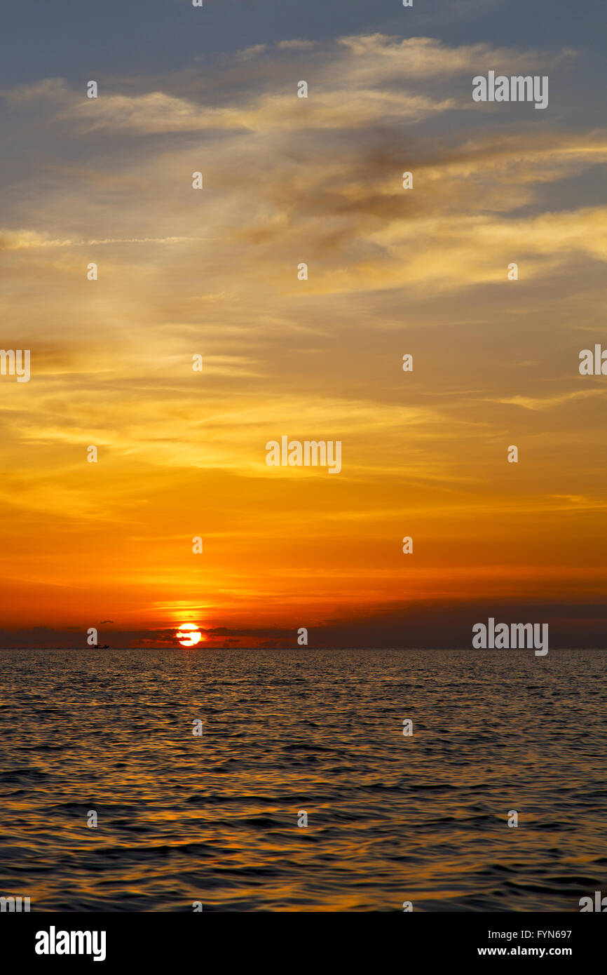 Lever du soleil voile Thaïlande Kho Tao Bay mer littoral Banque D'Images