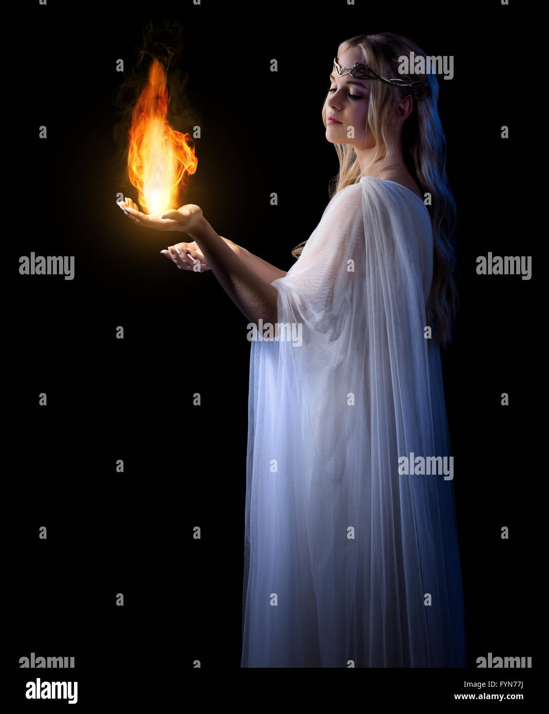 Jeune fille avec elven fire isolated on black Banque D'Images