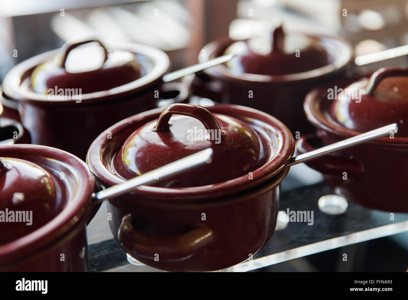 Close up d'aliments chauds au restaurant pots Banque D'Images