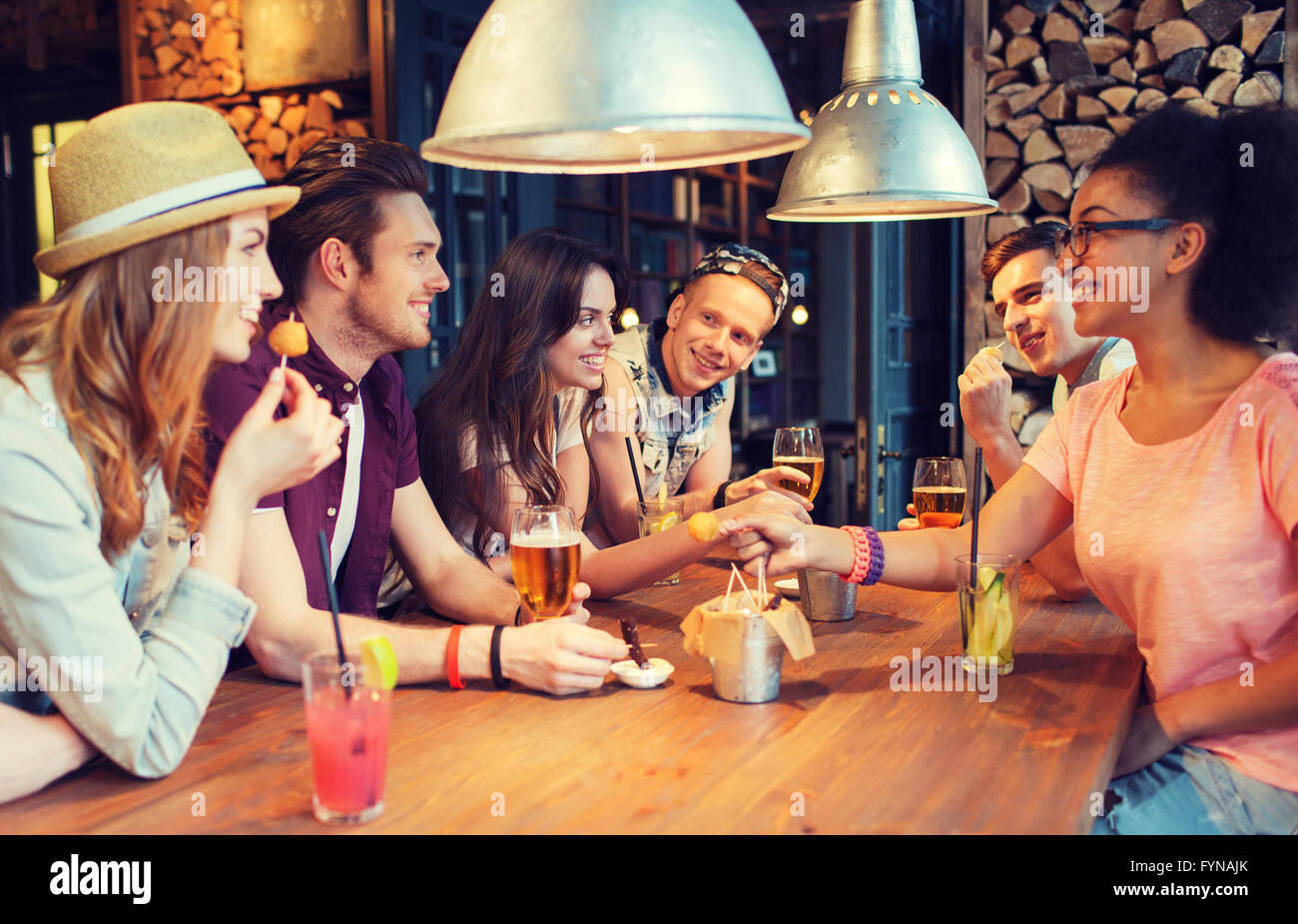 Happy friends avec un verre au bar ou au pub parle Banque D'Images