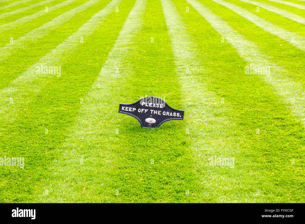 Un beau vert jardin pelouse qui vient d'être tondu un signe de ne pas marcher sur l'herbe Banque D'Images