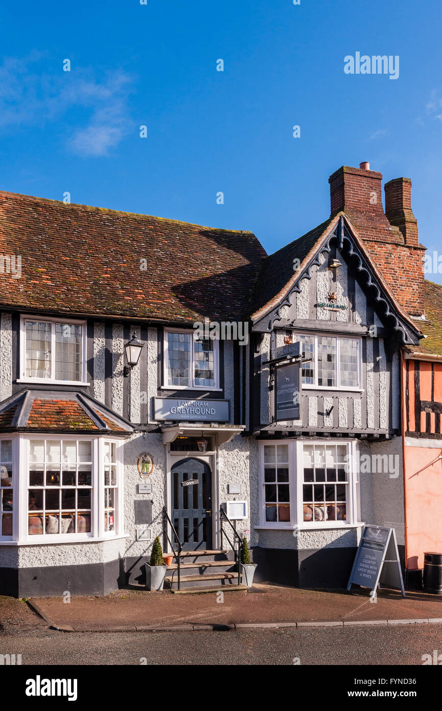 Le Greyhound pub dans le village pittoresque de Lavenham Suffolk , , Angleterre , Angleterre , Royaume-Uni Banque D'Images