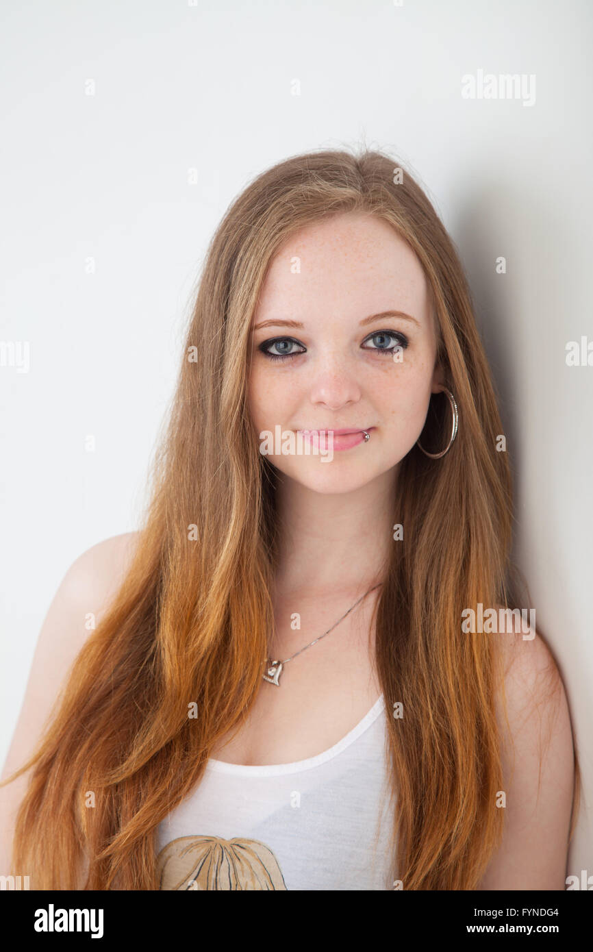 Portrait d'une adolescente avec de longs cheveux rouges. Banque D'Images