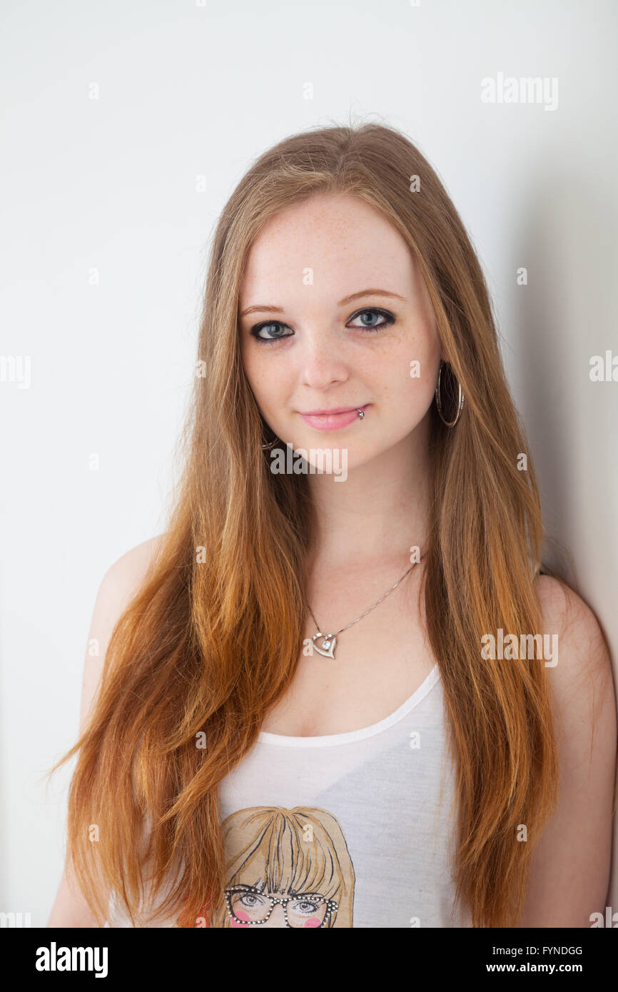 Portrait d'une adolescente avec de longs cheveux rouges. Banque D'Images