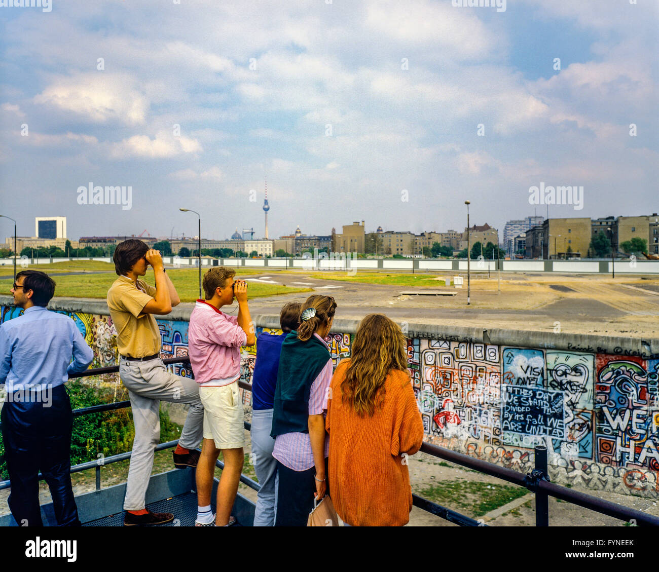 Août 1986, la Potsdamer Platz de plate-forme d'observation, les gens à plus de mur de Berlin à la Leipziger Platz, Berlin Ouest, l'Allemagne, l'Europe, Banque D'Images