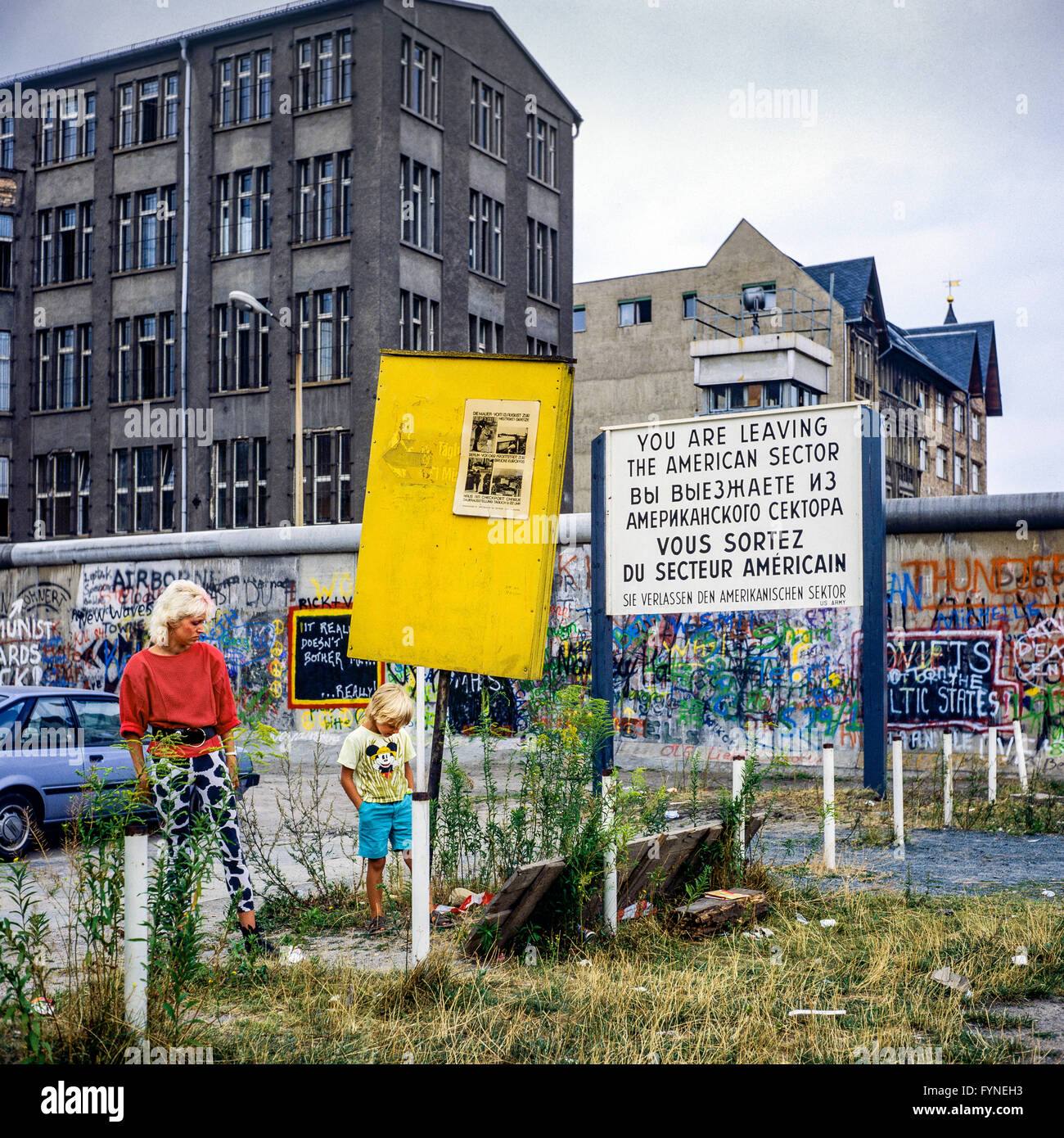 Août 1986, femme et garçon, laissant le secteur américain avertissement, graffitis, mur de Berlin, Berlin-ouest rue Zimmerstrasse, Allemagne, Europe, Banque D'Images