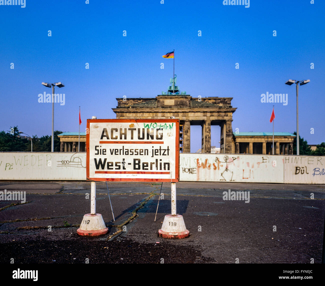 Août 1986, laissant Berlin Ouest panneau d'avertissement devant le Mur de Berlin, la Porte de Brandebourg à Berlin Est, Berlin Ouest, l'Allemagne, l'Europe, Banque D'Images