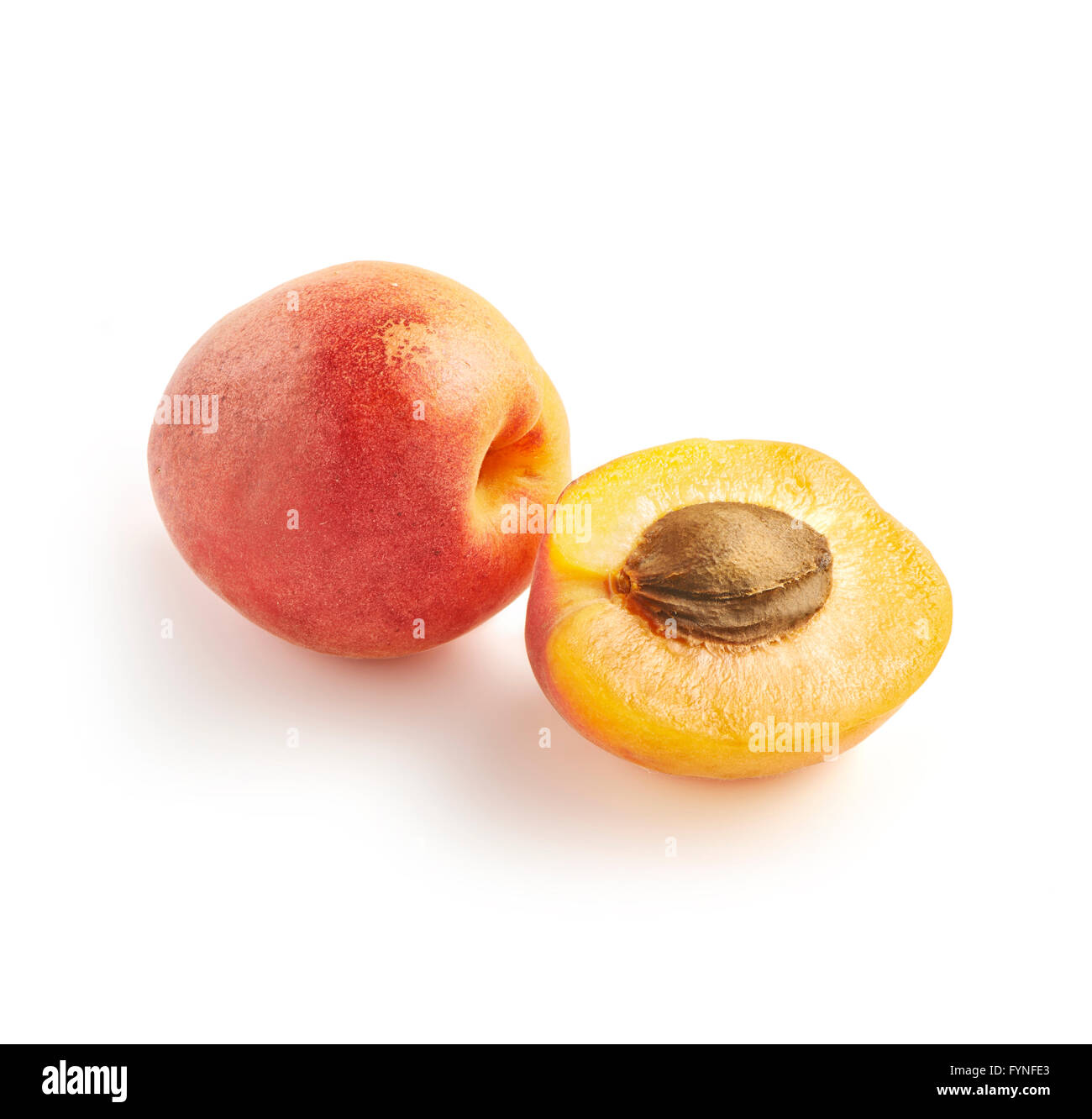 Angle de vue élevé encore de la vie entière et la moitié de nectarine mûre nectarine avec Stone Pit sur fond blanc avec copie Espace dans Squa Banque D'Images