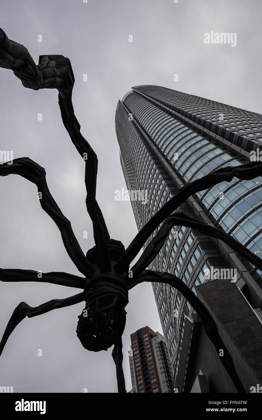 L'araignée de Louise Bourgeois. sculpture 'maman' en face de Mori Tower à Tokyo, Japon Banque D'Images