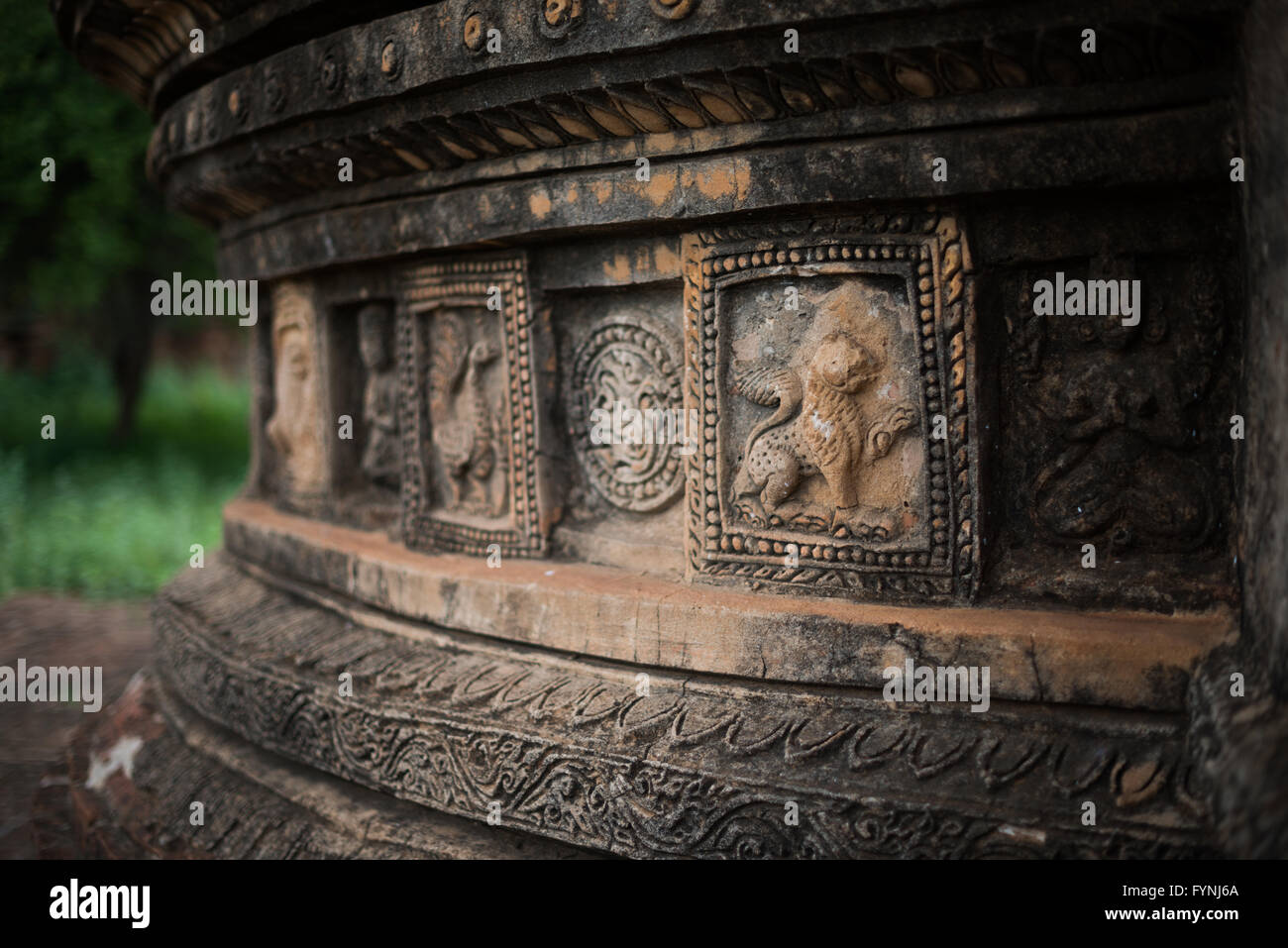 Décorations en stuc du Temple Payathonzu Bagan Myanmar // BAGAN, Myanmar — des décorations en stuc sculptées représentant des figures de Bouddha et des scènes des Écritures bouddhistes ornent les murs extérieurs du complexe du Temple Payathonzu. Le Payathonzu (également connu sous le nom de Paya-thone-zu), datant de la fin du XIIIe siècle, se compose de trois temples de briques interconnectés qui représentent le seul exemple connu d'une telle configuration architecturale dans la zone archéologique de Bagan. Alors qu'une grande partie du stuc original a disparu pour révéler la construction sous-jacente en briques rouges, les taches restantes préservent le Bouddhi complexe Banque D'Images
