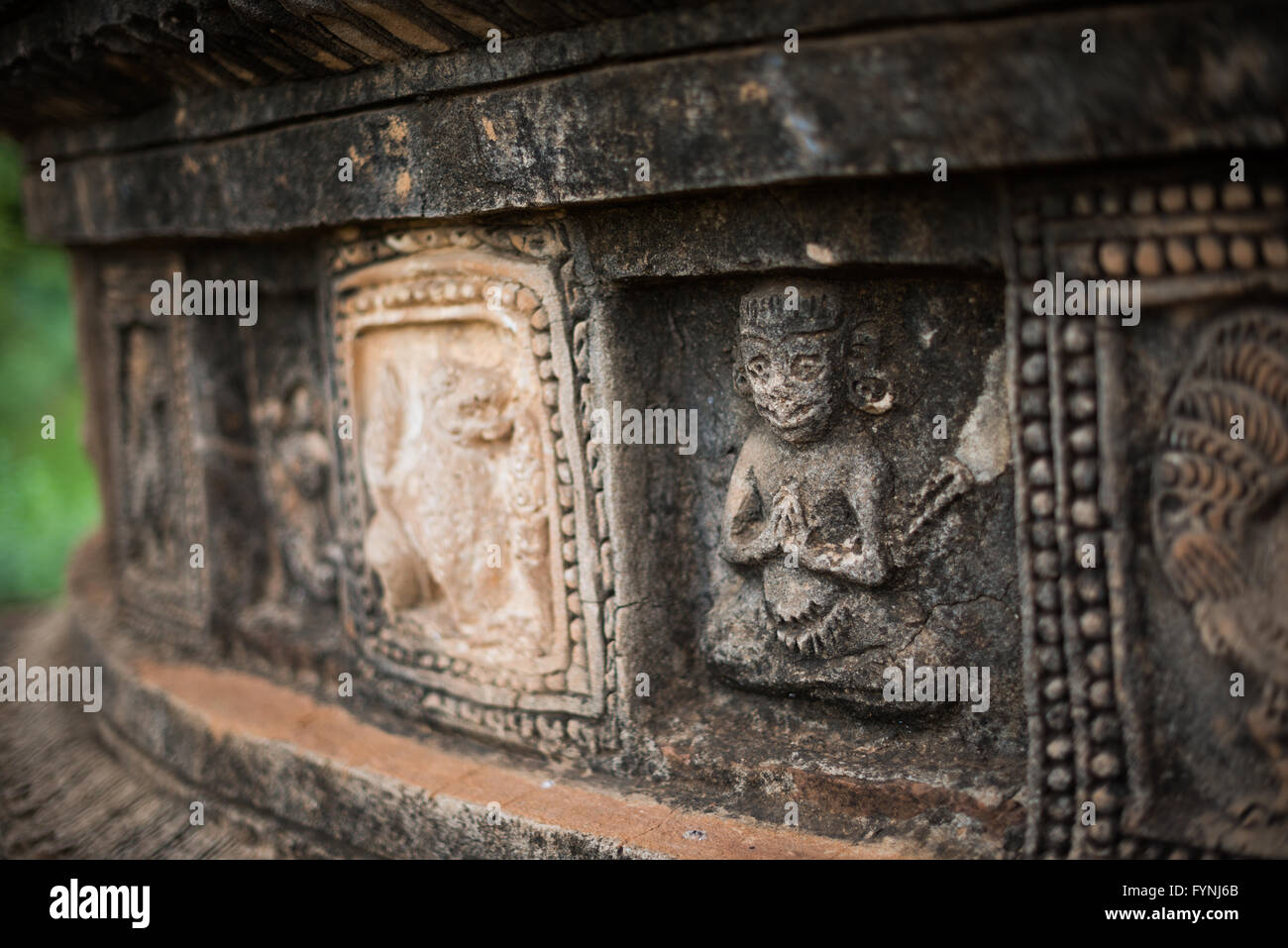 Sculptures en stuc du temple Payathonzu Bagan Myanmar // BAGAN, Myanmar — des décorations en stuc sculptées représentant des figures de Bouddha et des scènes des écritures bouddhistes ornent les murs extérieurs du complexe du temple Payathonzu. Le Payathonzu (également connu sous le nom de Paya-thone-zu), datant de la fin du XIIIe siècle, se compose de trois temples de briques interconnectés qui représentent le seul exemple connu d'une telle configuration architecturale dans la zone archéologique de Bagan. Alors qu'une grande partie du travail original en stuc a disparu pour révéler la construction sous-jacente en briques rouges, les taches restantes préservent le bouddhisme complexe Banque D'Images