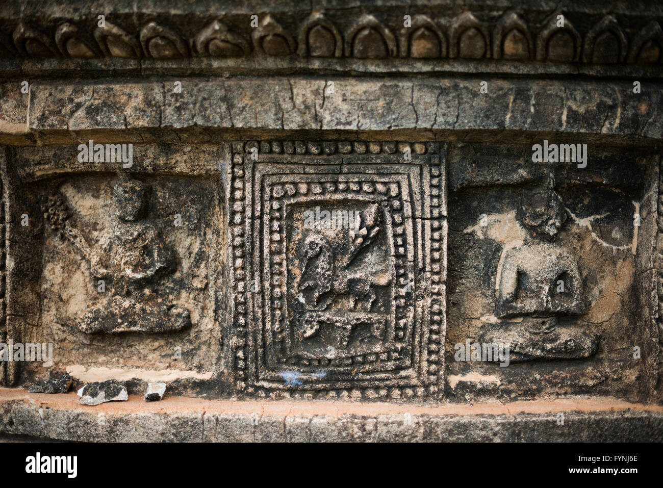 Décorations en stuc du Temple Payathonzu Bagan Myanmar // BAGAN, Myanmar — des décorations en stuc sculptées représentant des figures de Bouddha et des scènes des Écritures bouddhistes ornent les murs extérieurs du complexe du Temple Payathonzu. Le Payathonzu (également connu sous le nom de Paya-thone-zu), datant de la fin du XIIIe siècle, se compose de trois temples de briques interconnectés qui représentent le seul exemple connu d'une telle configuration architecturale dans la zone archéologique de Bagan. Alors qu'une grande partie du stuc original a disparu pour révéler la construction sous-jacente en briques rouges, les taches restantes préservent le Bouddhi complexe Banque D'Images