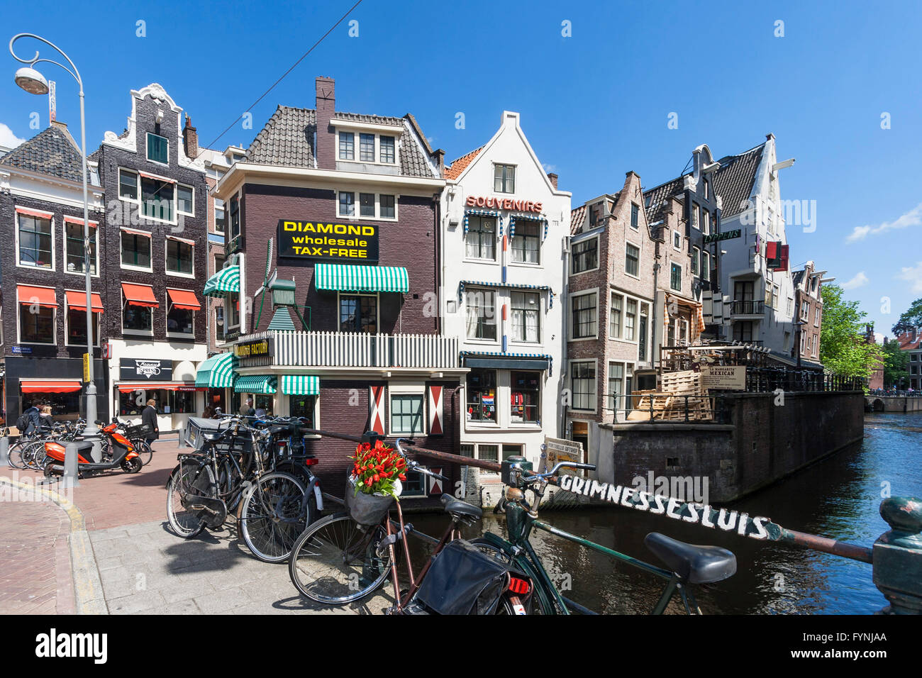 Amsterdam diamont usine , Grimnesssluis, bicyclettes, tulipes, Amsterdam, Pays-Bas Banque D'Images