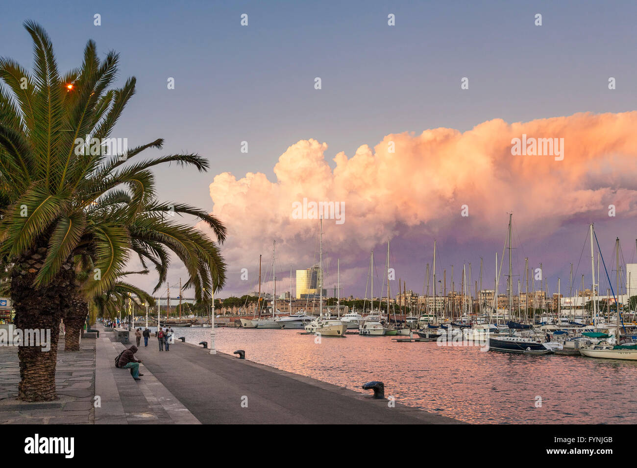 Promenade, bateaux, Port Vell, Coucher de soleil, Barcelone, Catalogne, Espagne Banque D'Images
