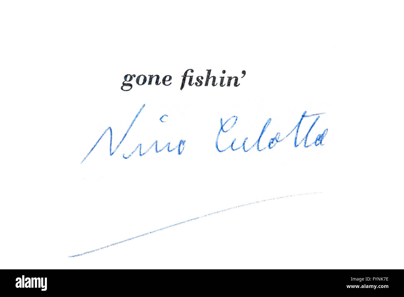 Signature de l'auteur australien John O'Grady's pseudonyme Nino Culotta sur la page de garde de 'Gone Fishin''. Banque D'Images