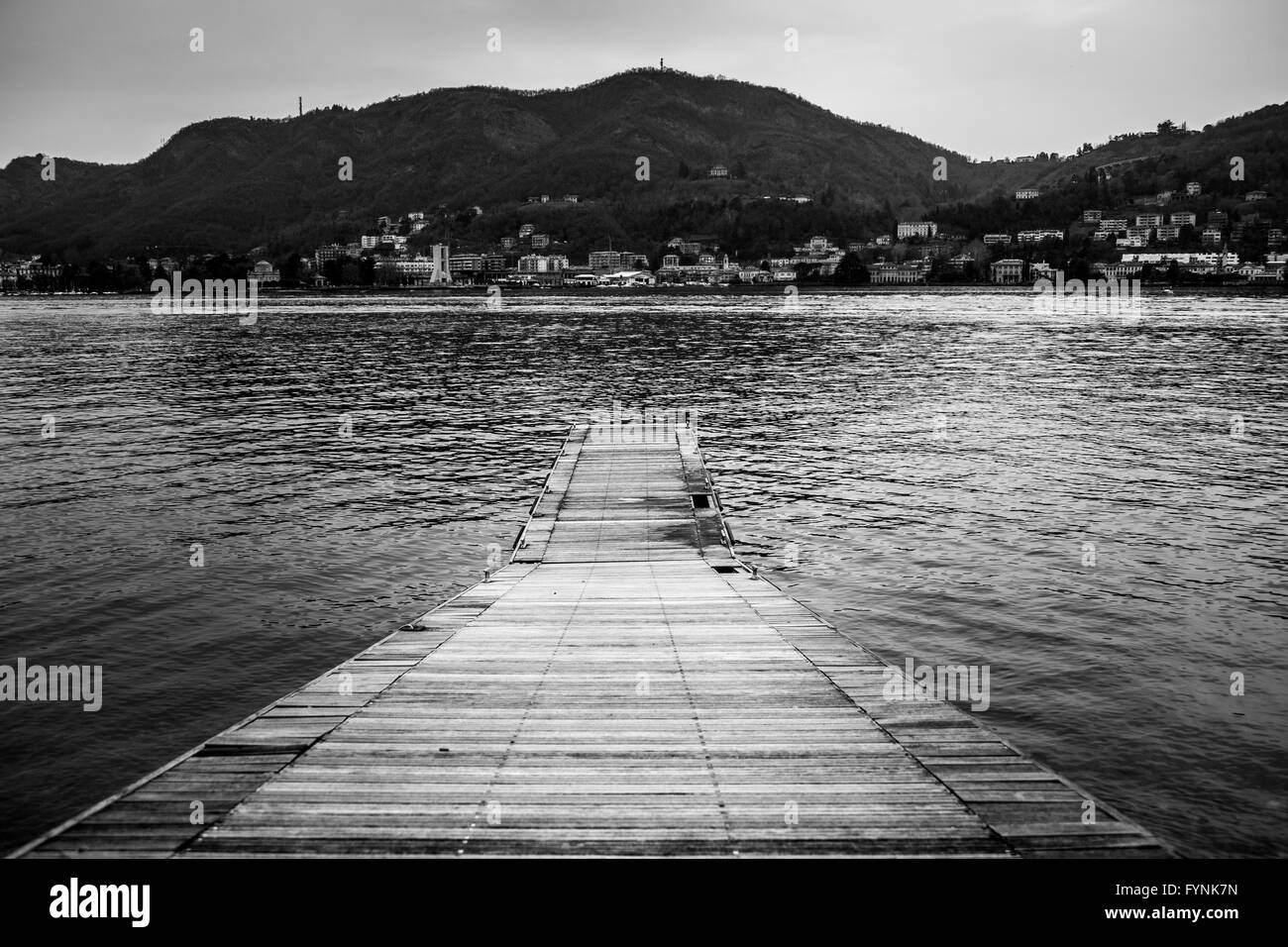 Lonely jetée sur le lac de Como, Italie Banque D'Images