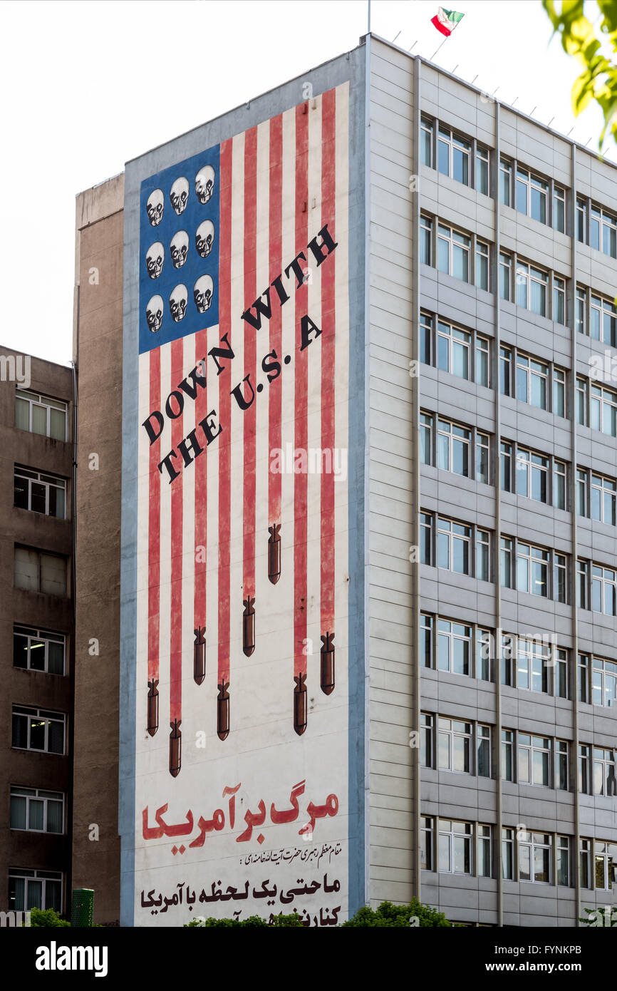 Signe d'antiaméricains Parallèlement la révolution iranienne. Chute des bombes et des crânes forment le drapeau américain avec le dit "propre avec les États-Unis", en français et en farsi. Banque D'Images