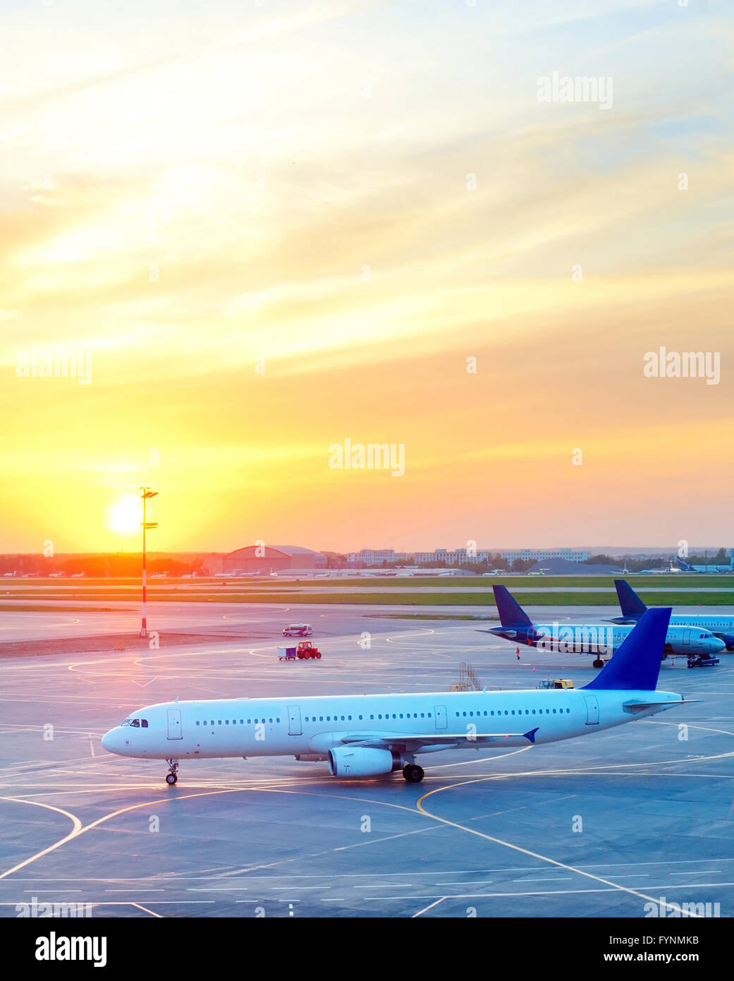 À l'aéroport d'avions dans le magnifique coucher du soleil Banque D'Images