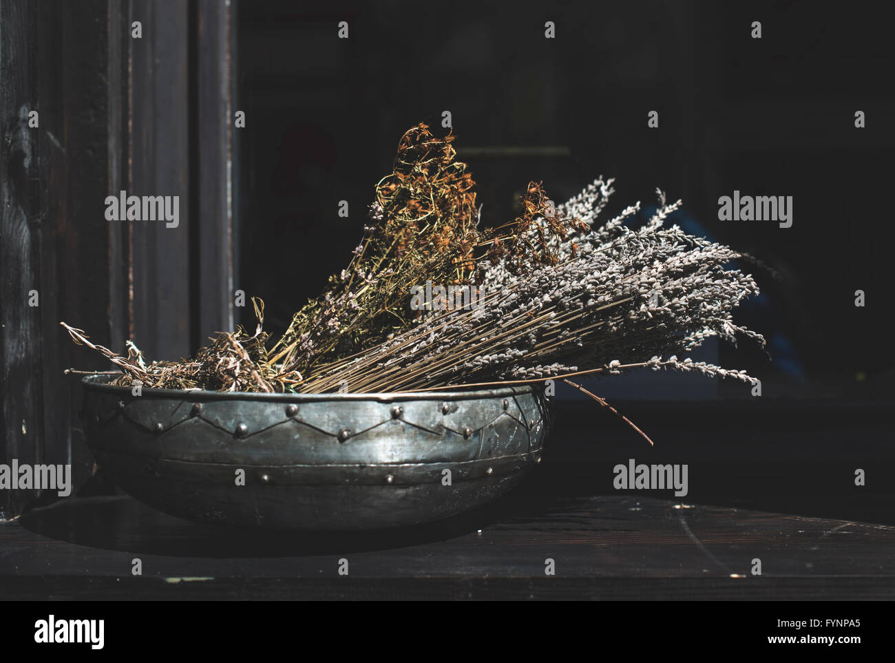 Le cumin et herbes coriandre dans un bol en métal. La lumière du soleil Banque D'Images