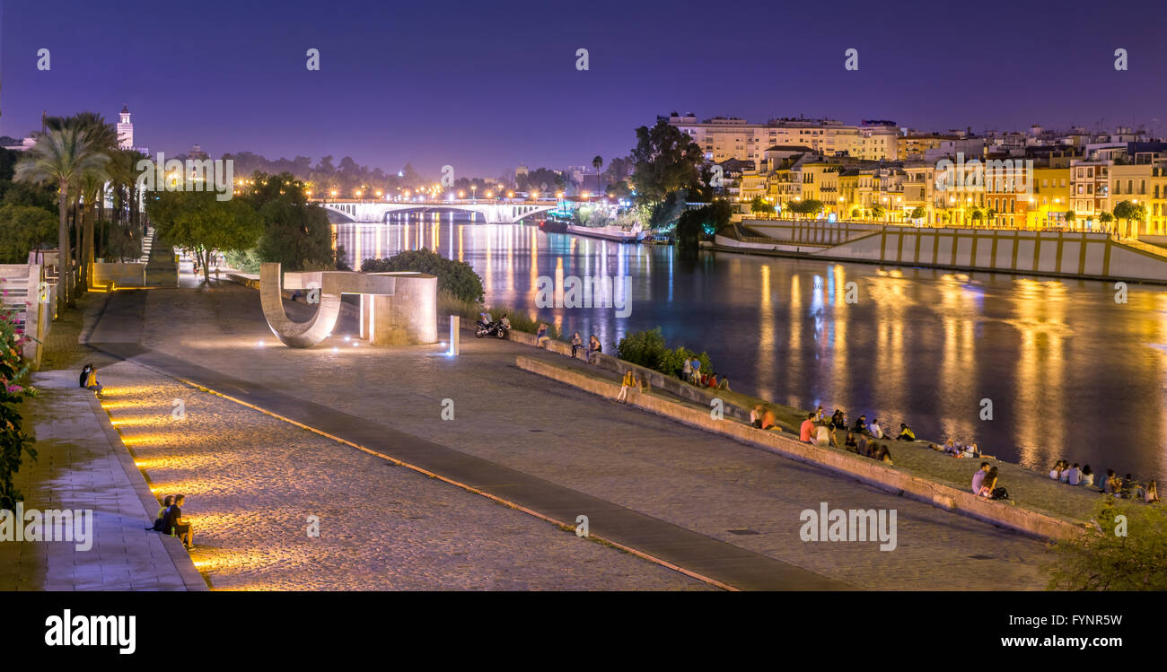 Séville est divisé en deux par le fleuve Guadalquivir. Sur le côté est il est situé à la Torre del Sol et à l'ouest, l'Triana Banque D'Images