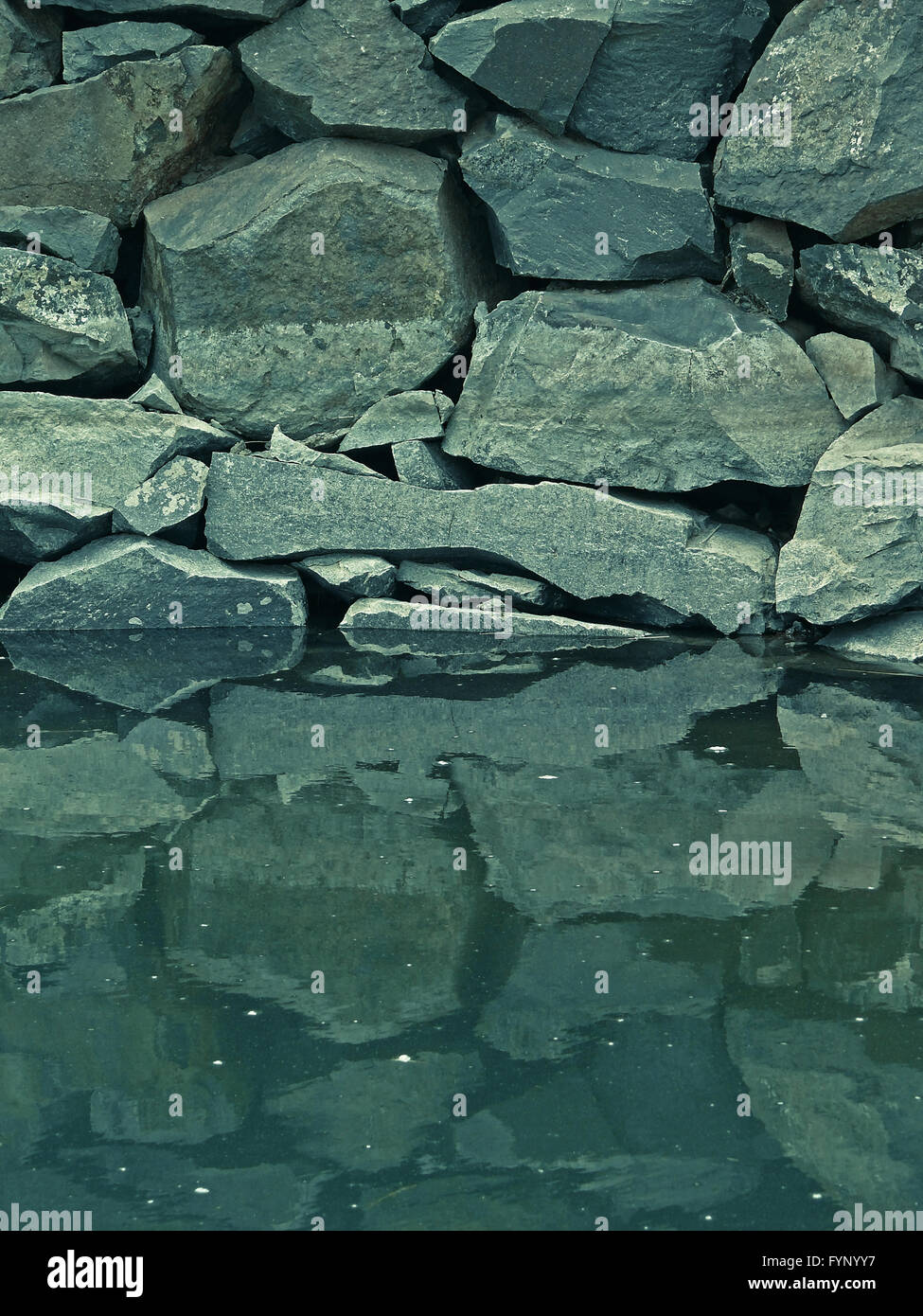 Reflet de pierres dans l'eau calme Banque D'Images