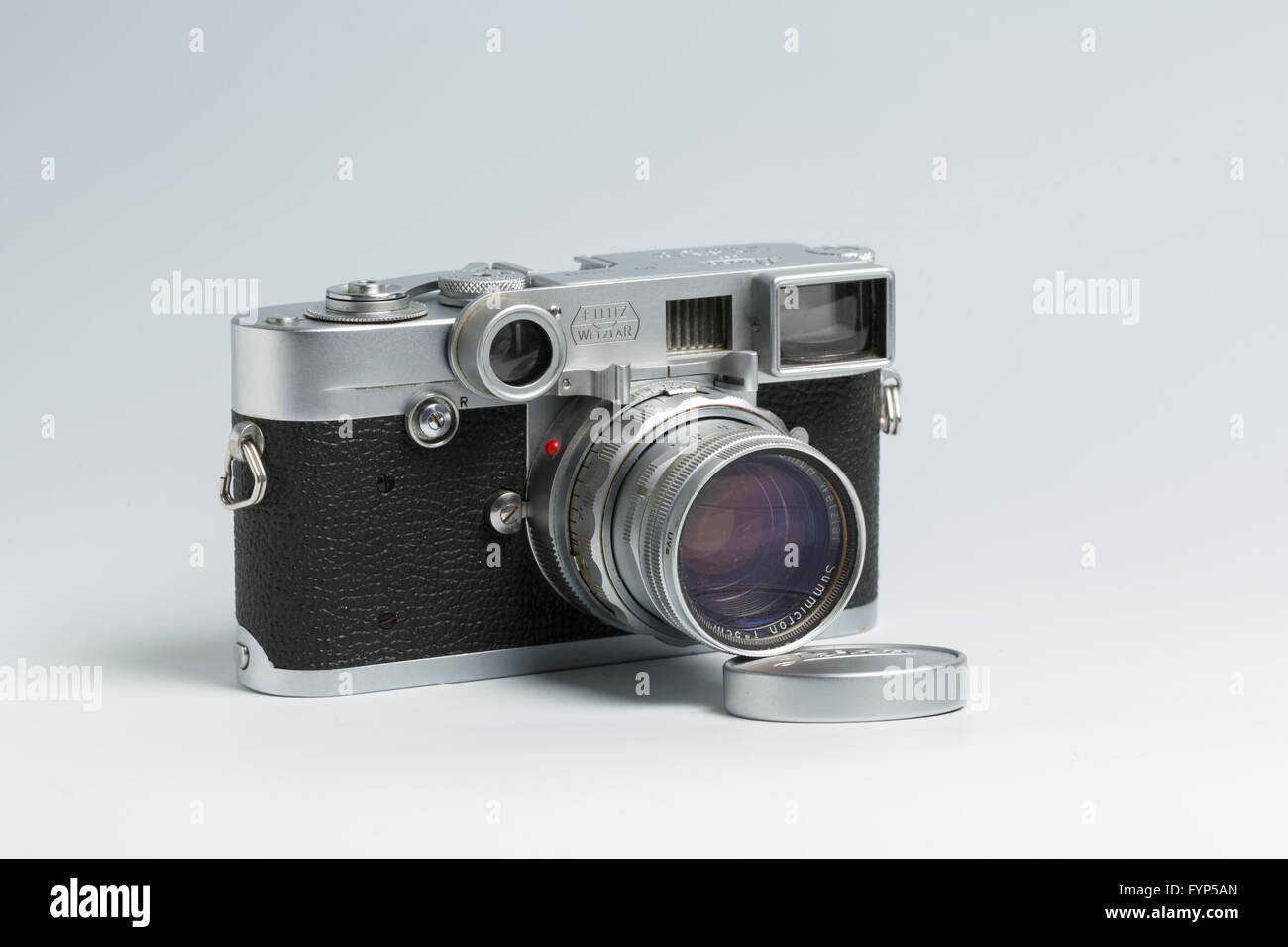 Télémètre Leica M2 appareil photo à partir de 1958 avec un Leitz Summicron 5cm (50mm) NF (près de Lens), avec 'spectacles'. Banque D'Images