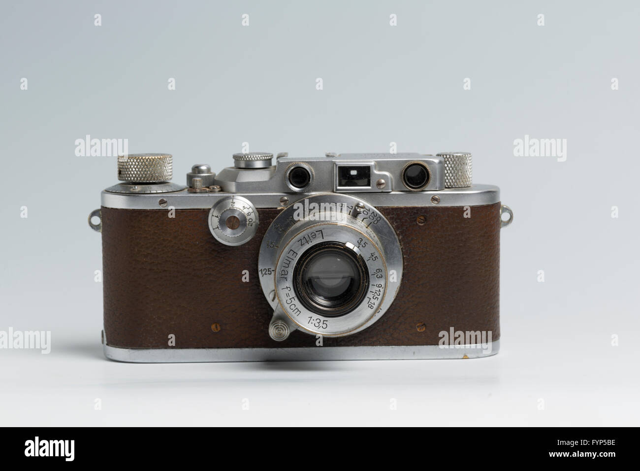 L'appareil photo Leica télémètre à partir de 1936 avec un Elmar 5cm lentille pliable Banque D'Images