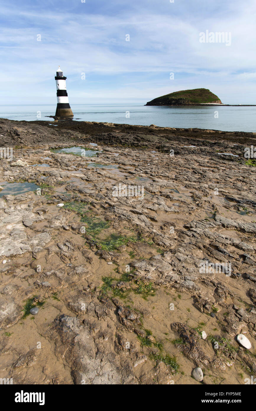 Vue pittoresque de Penmon Point Lighthouse, avec le détroit de Menai et île de macareux dans l'arrière-plan. Banque D'Images