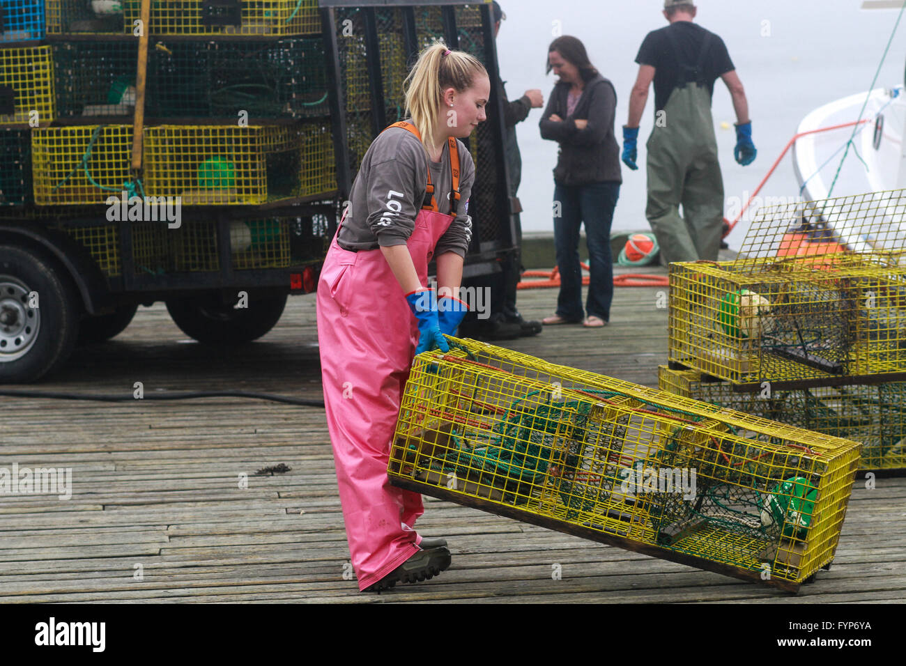 Une pêcheuse de homard pièges transport Banque D'Images