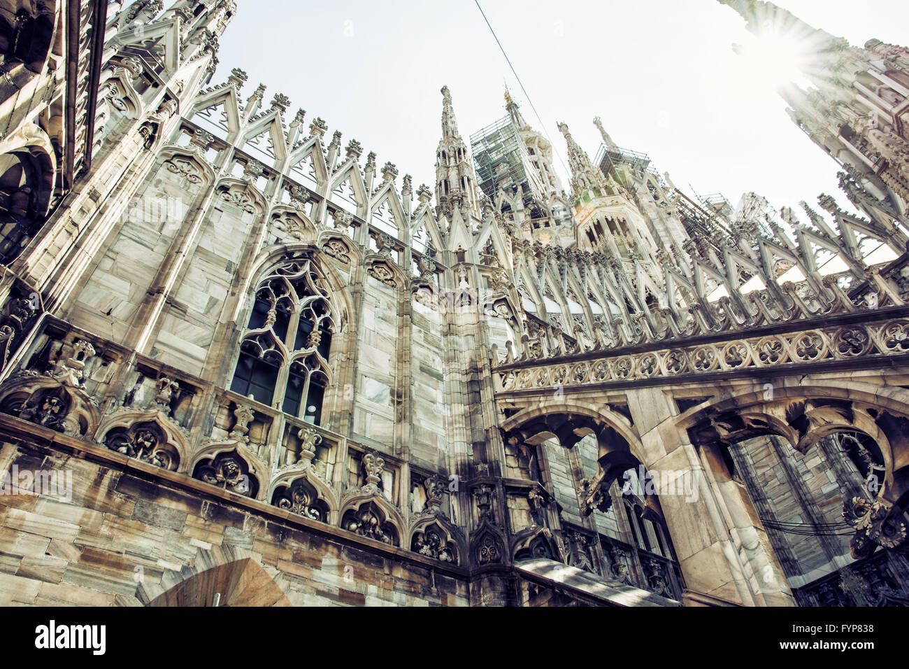 Détail de la cathédrale de Milan - Duomo di Milano, Italie. Thème de l'architecture. Patrimoine culturel. Grande église. Les rayons du soleil. Candoglia marb Banque D'Images