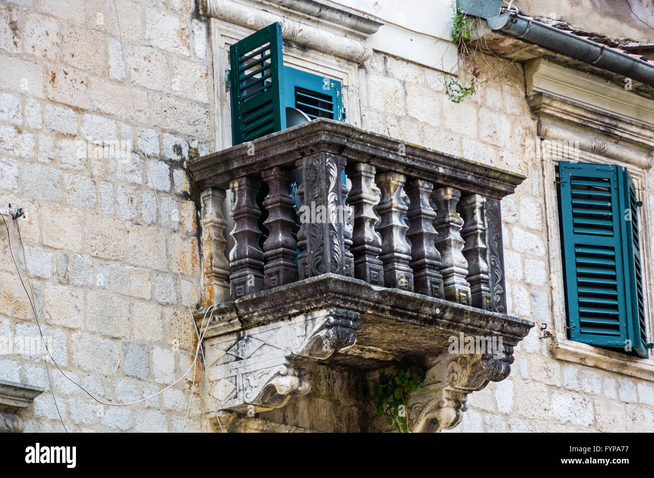 Vue sur balcon dans le vieux bâtiment privé Banque D'Images