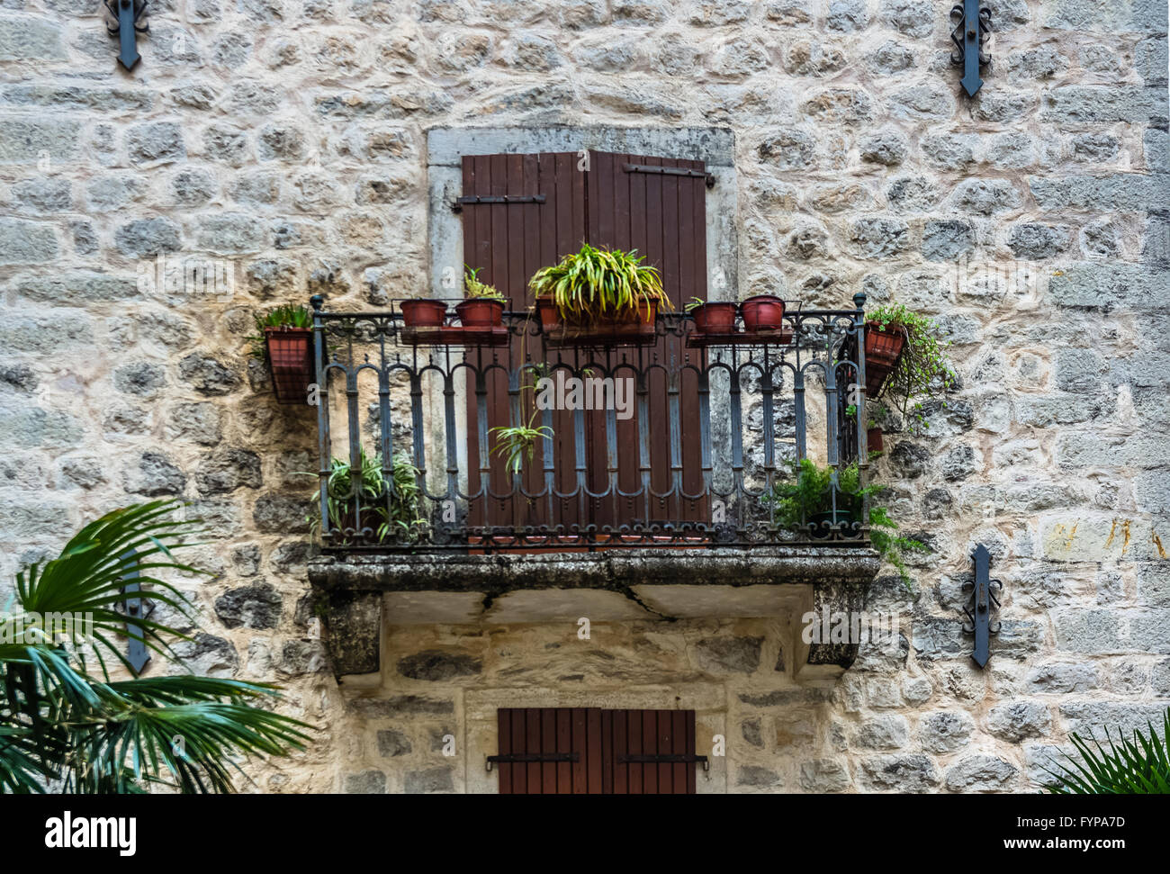 Vue sur balcon dans le vieux bâtiment privé Banque D'Images