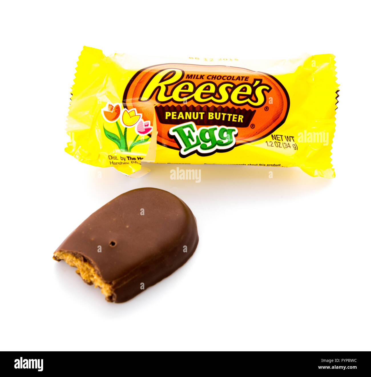 Winneconne, WI - 21 Février 2015 : seul colis de Reese's peanut butter cup façonné en forme d'un oeuf avec un peu hors de lui. Banque D'Images