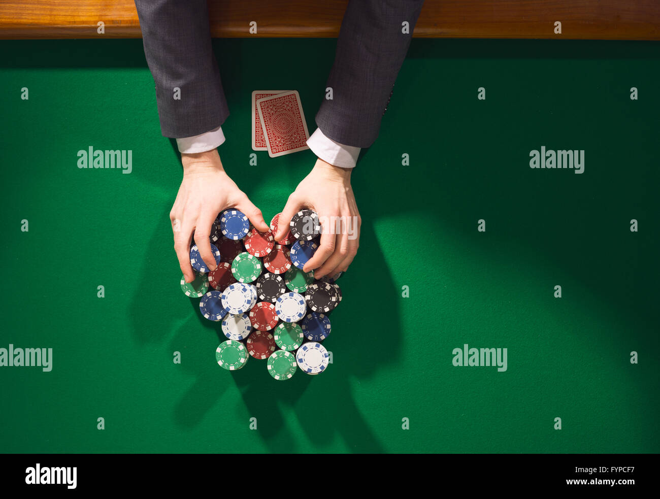 Dans tous les paris sportifs, le poker et la tenue d'un grand nombre de piles de jetons, les mains de près, vue de dessus Banque D'Images