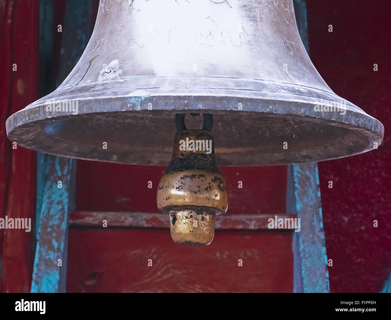 Bell au Sri Shiv temple près de kanchan-Urali Banque D'Images